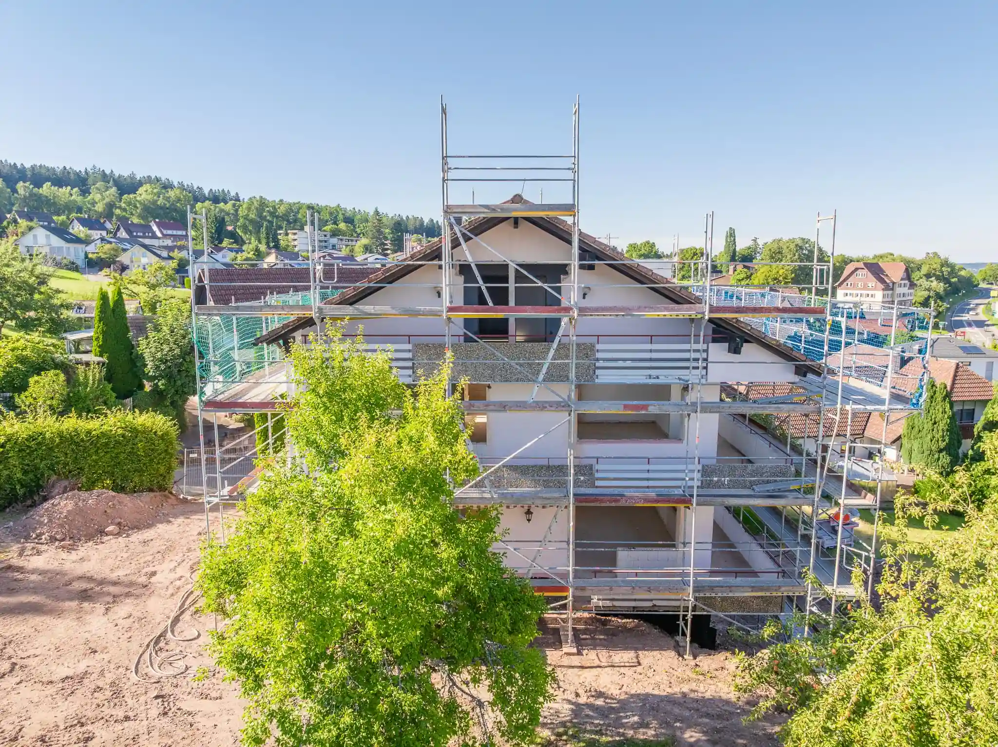 Drohnenaufnahme Sanierungsobjekt Loßburg mit Gerüst, August 2025