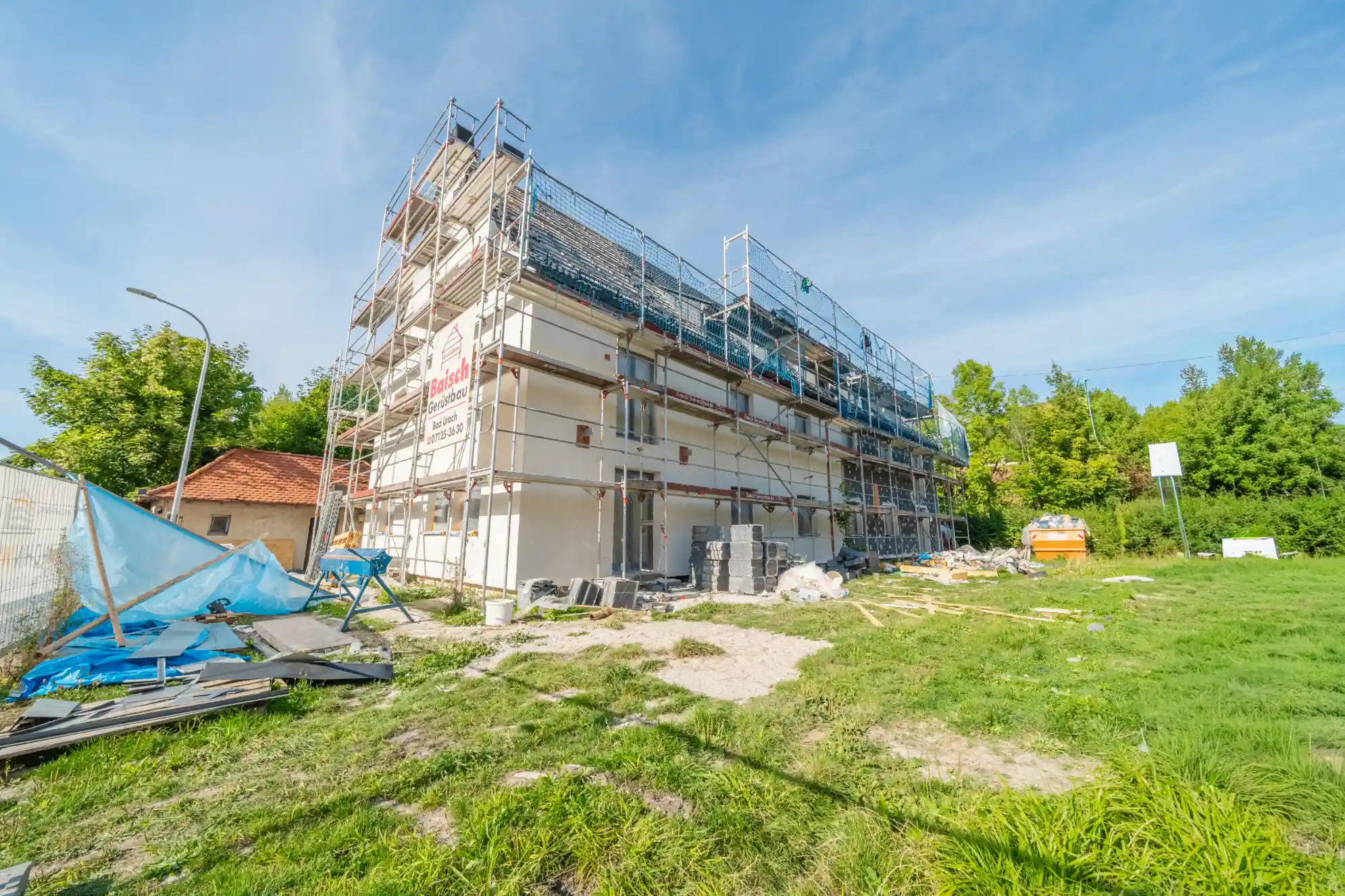 Mehrfamilienhaus mit gepflegter Hecke in ruhiger Wohnstraße — Immobilienfotografie Esslingen, Maurice Veith