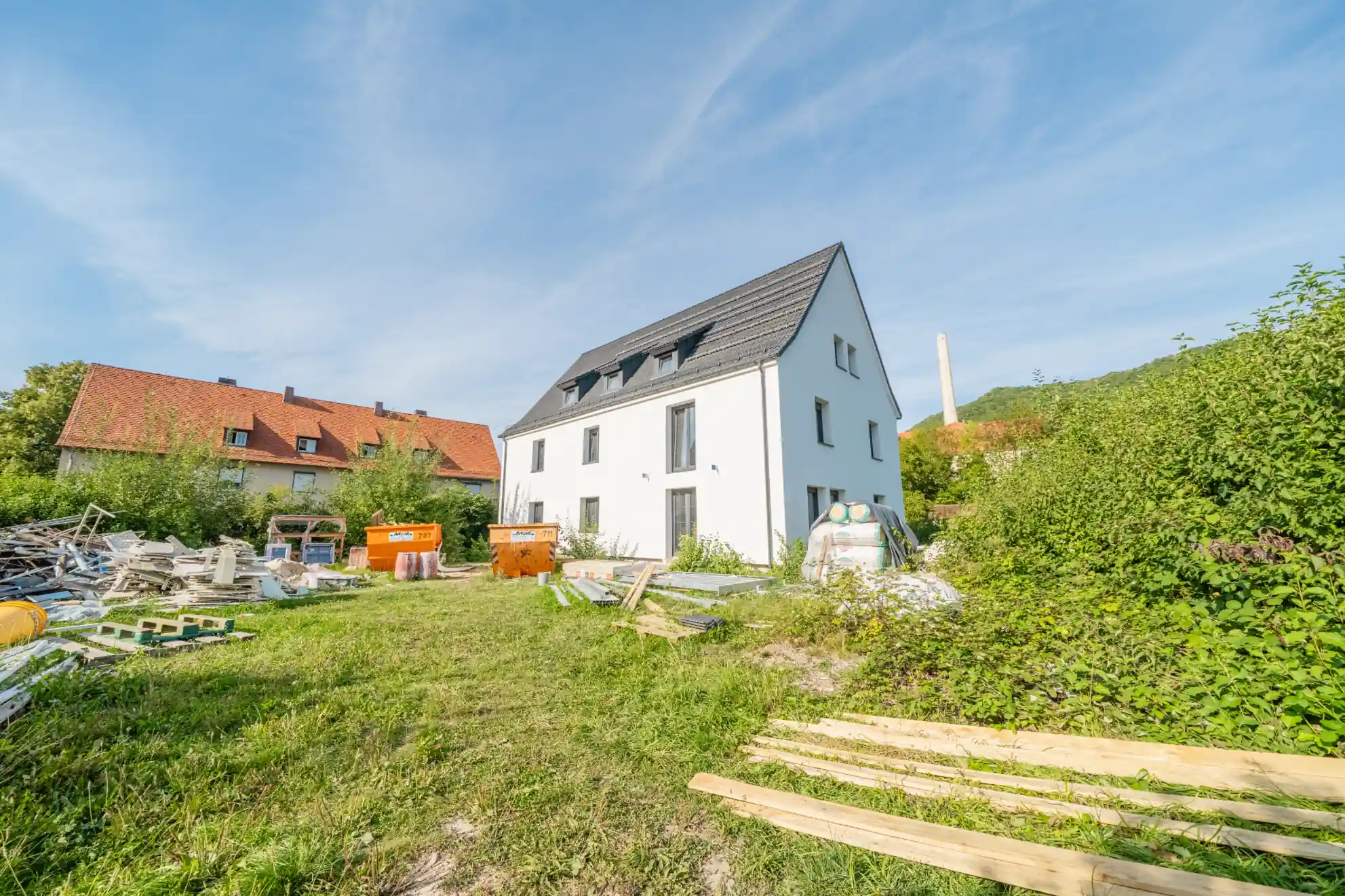 Fertiggestelltes Wohngebäude am Albtrauf im Herbstlicht