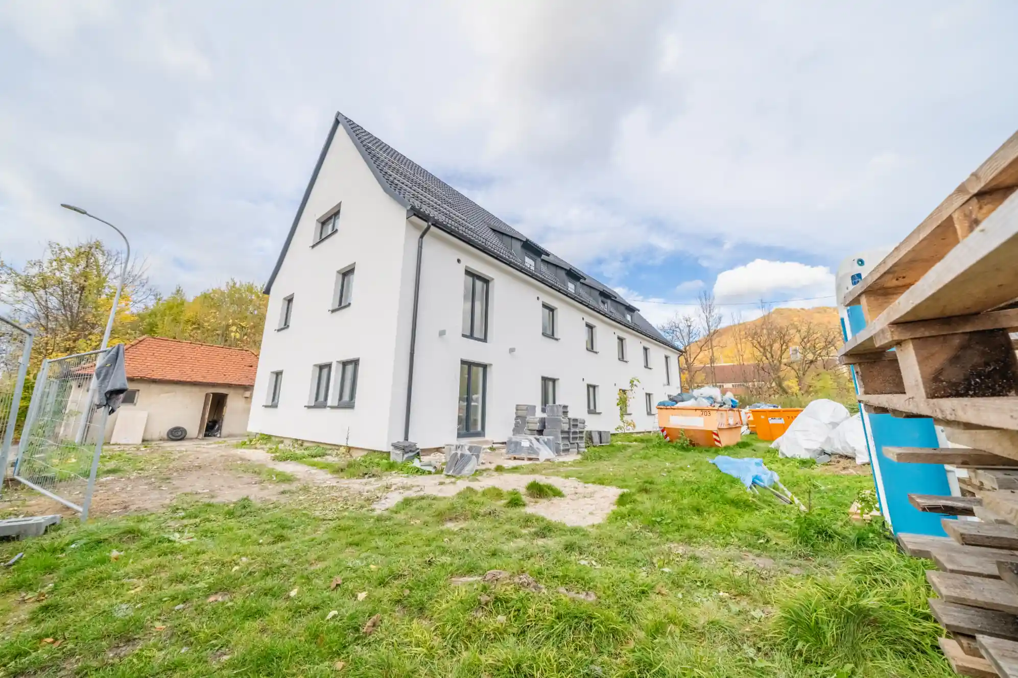 Neubau kurz vor der Fertigstellung mit weißem Putz und Satteldach — Immobilienfotografie Maurice Veith