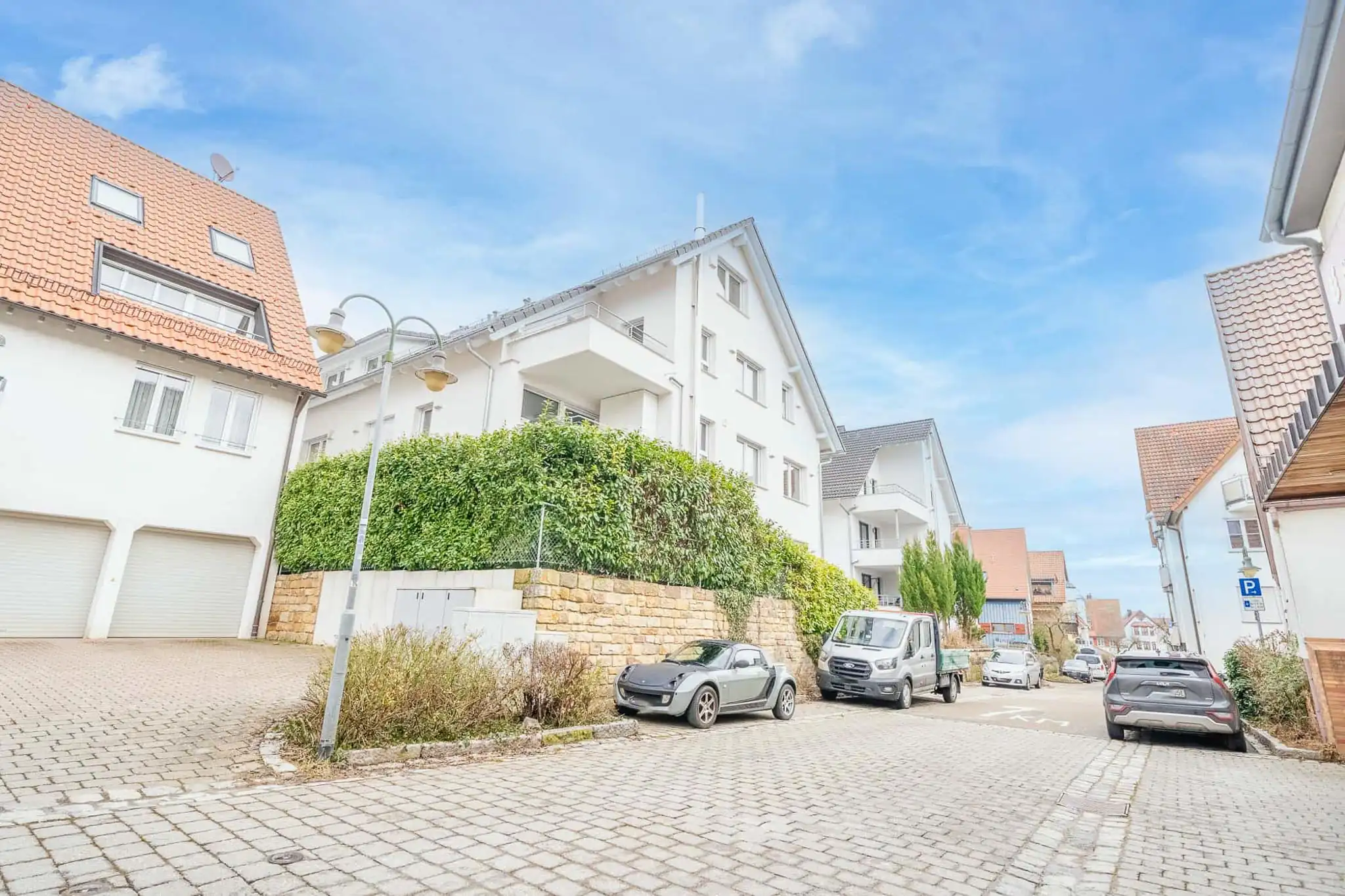 Straßenansicht Wohngebäude Ostfildern — Sky Replacement, Immobilienfotografie MV Media