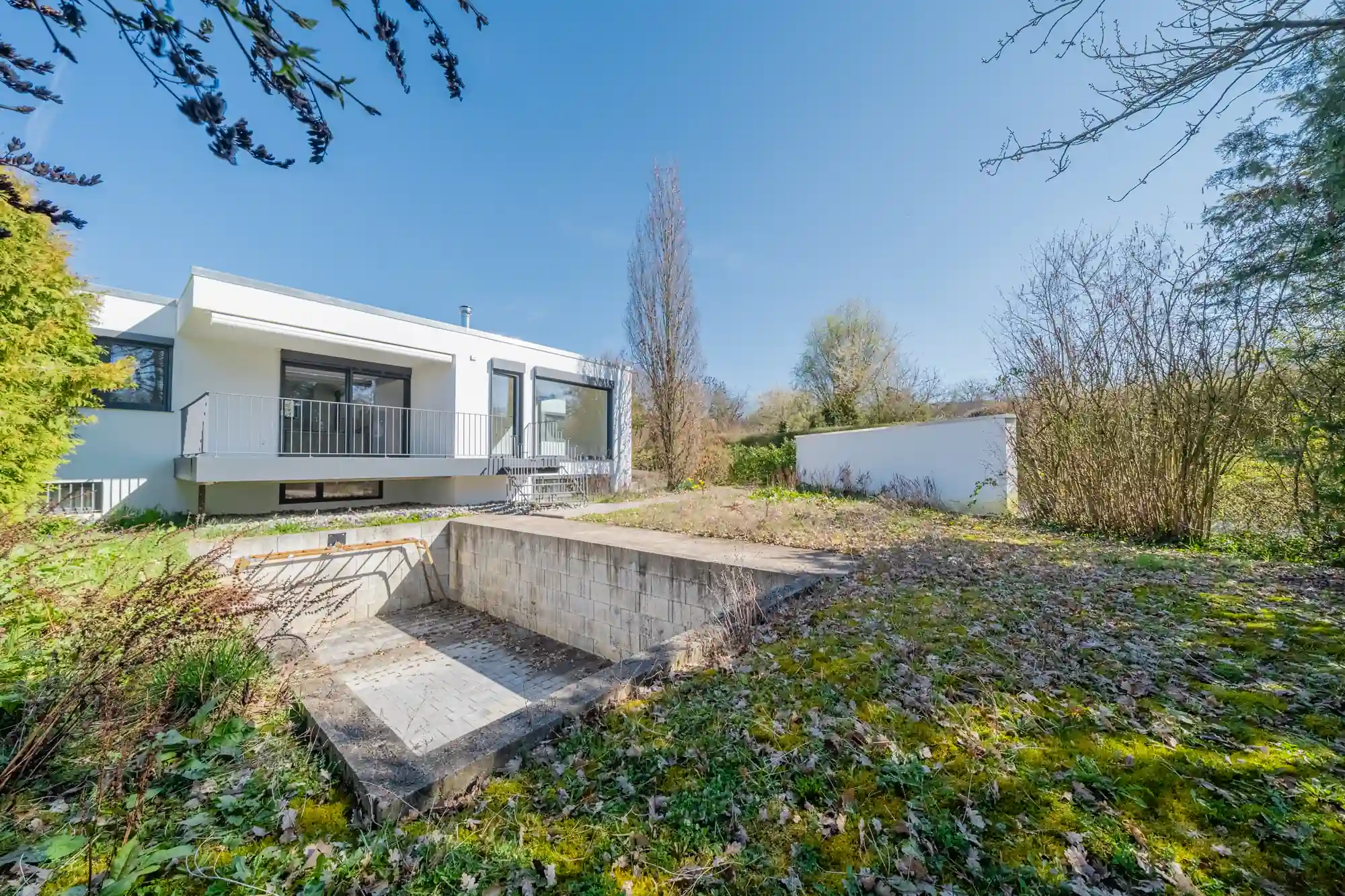 Mehrfamilienhaus mit Satteldach, Garten und Nebengebäude — Immobilienfotografie Maurice Veith