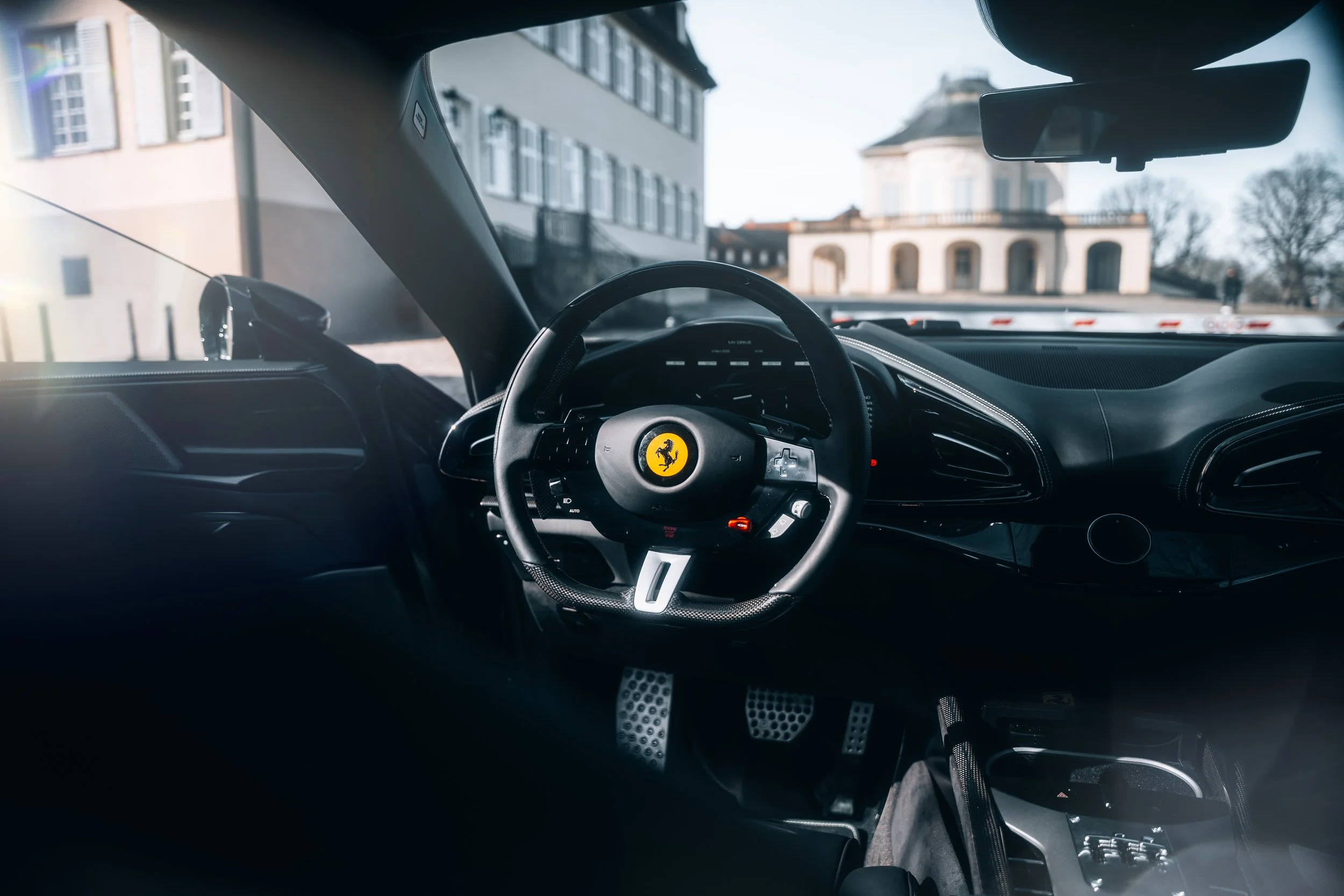 Ferrari Cockpit mit Lenkrad — Automobil-Innenraumfotografie Maurice Veith