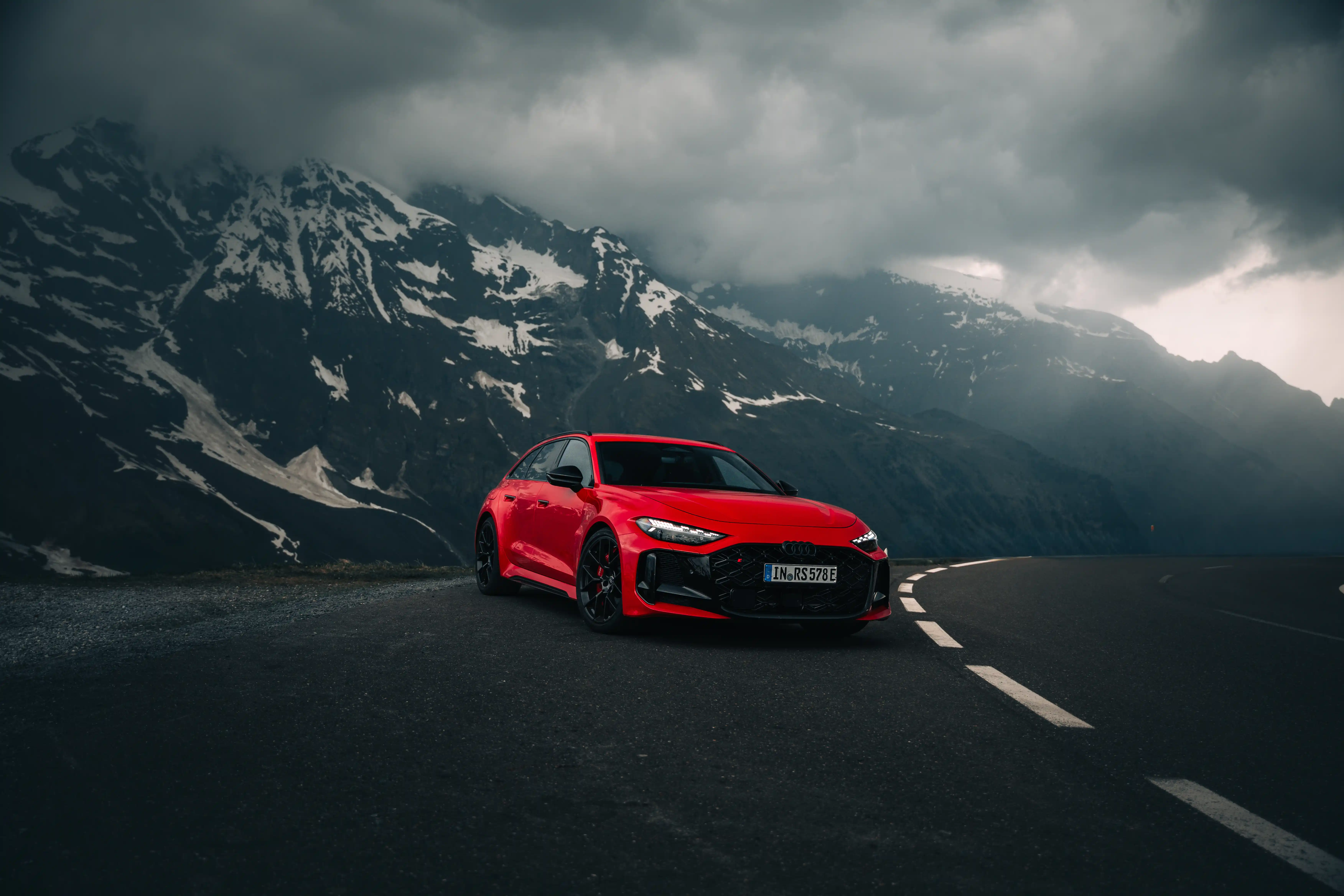Roter Audi RS6 vor dramatischer Bergkulisse — Automobilfotografie Maurice Veith