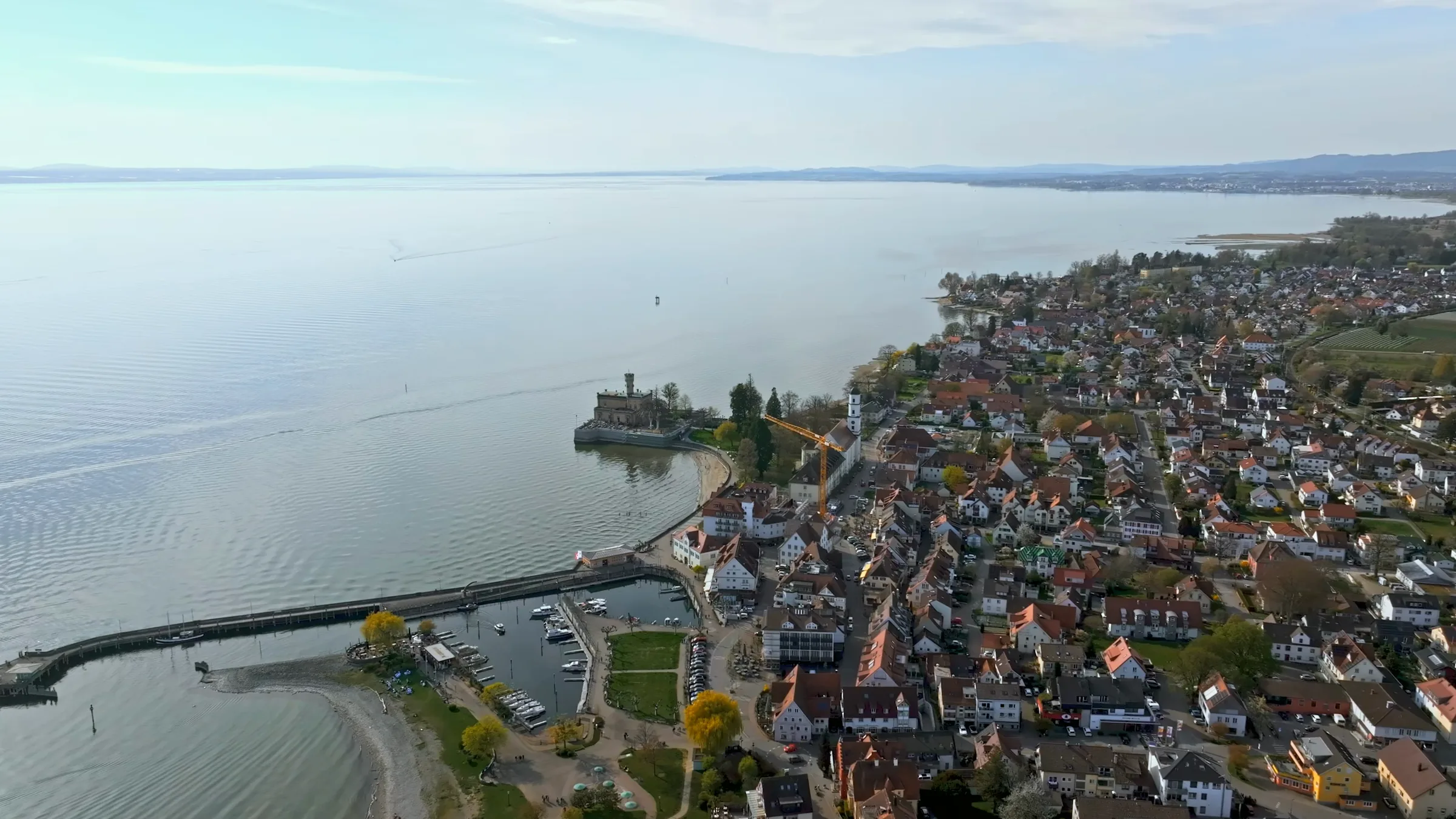 Luftaufnahme von Langenargen am Bodensee mit Schloss Montfort, Hafen und Uferpromenade