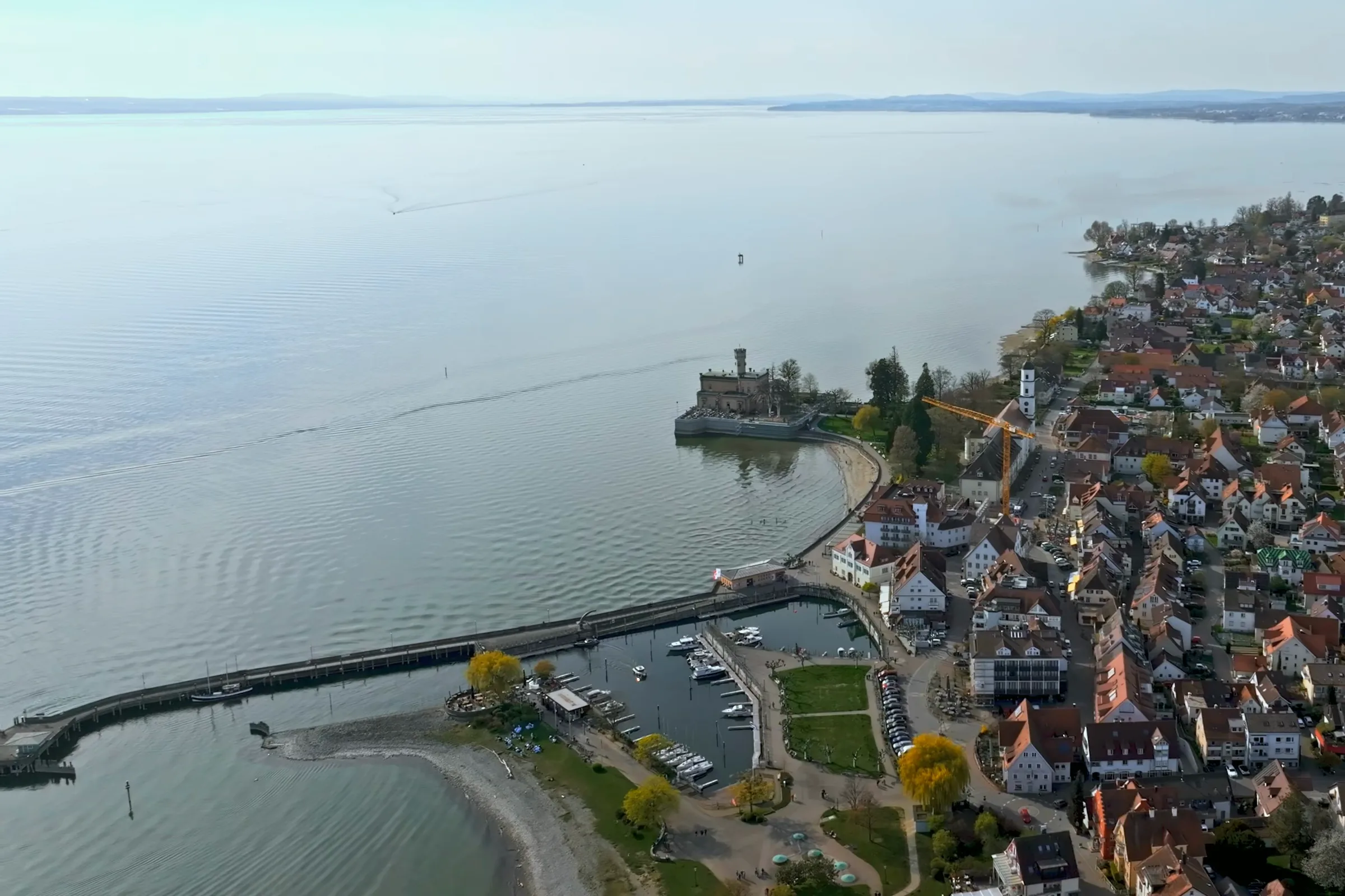 Schloss Montfort, Hafen und Uferpromenade von Langenargen aus der Luft