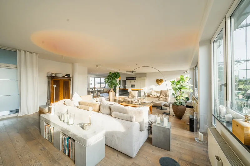 Offener Wohnbereich im Loft mit Sofalandschaft und Fensterband – Stuttgart-Degerloch