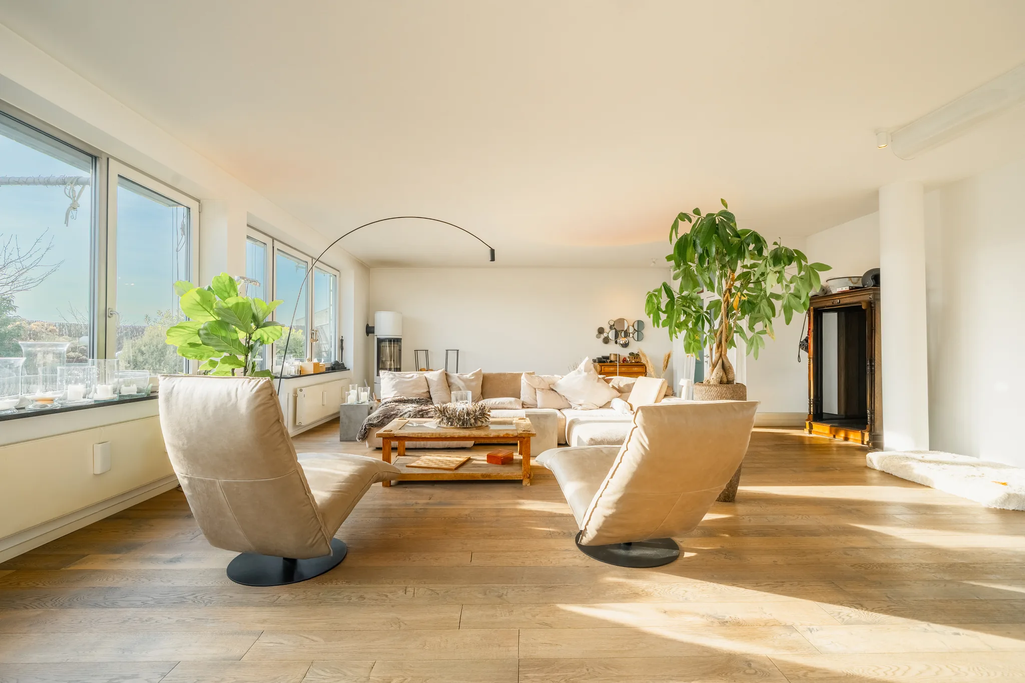 Lounge-Bereich mit Designsesseln und Pflanzen – Stuttgart-Degerloch