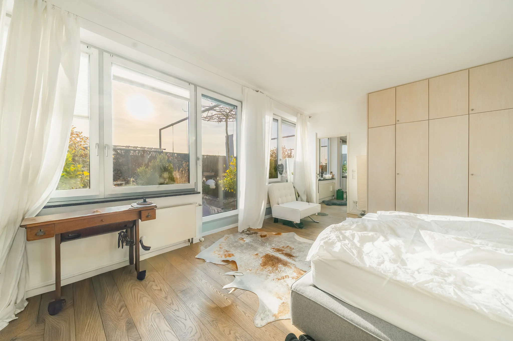 Schlafbereich mit Fensterfront – Stuttgart-Degerloch