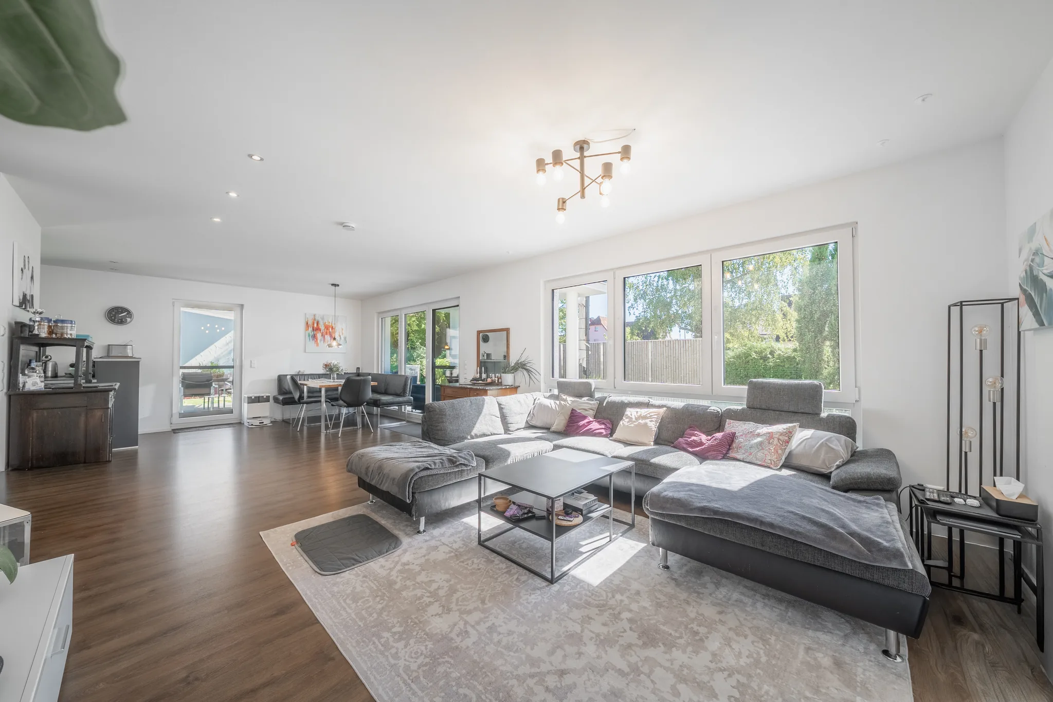 Wohnzimmer mit Sofaecke und Fensterfront – Eberdingen