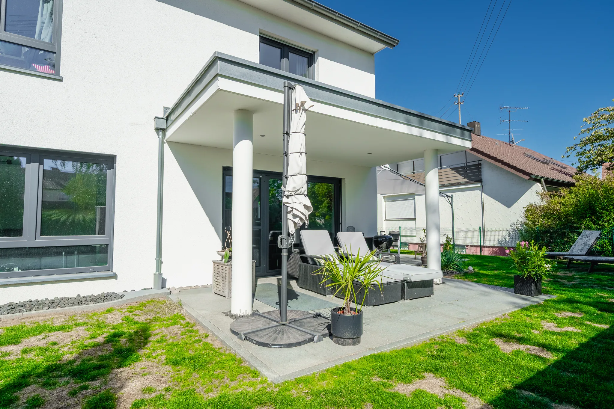 Überdachte Terrasse mit Loungemöbeln – Eberdingen