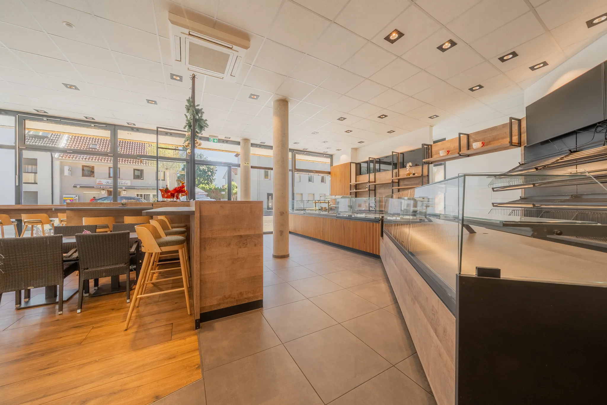 Gastraum eines Cafés mit Fensterfront in Eislingen/Fils
