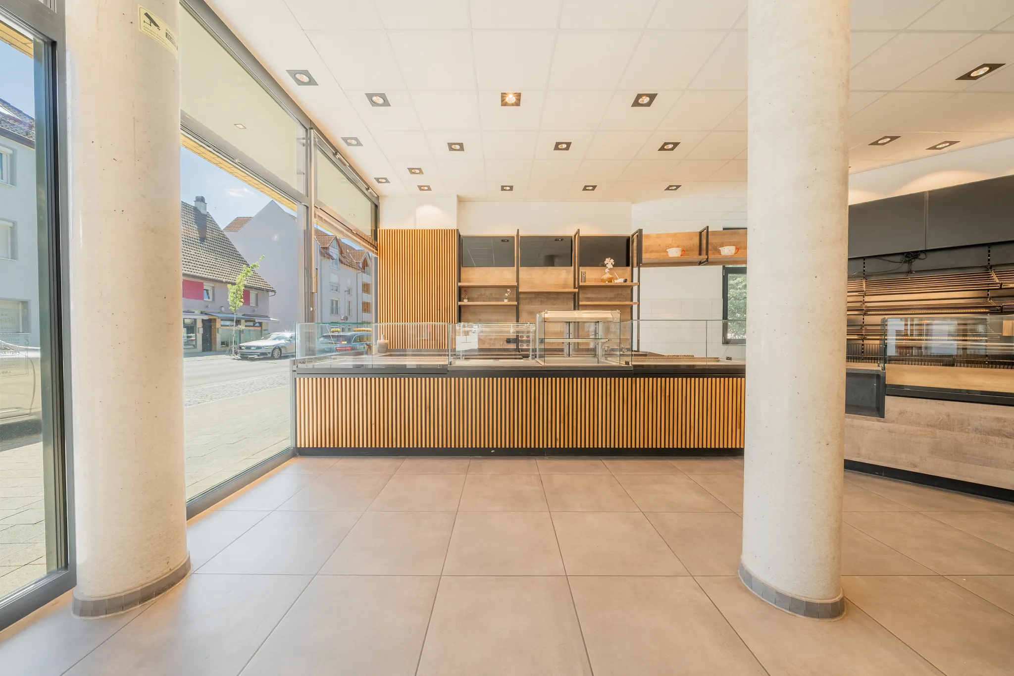 Verkaufsraum mit Säulen und Theke – Eislingen/Fils