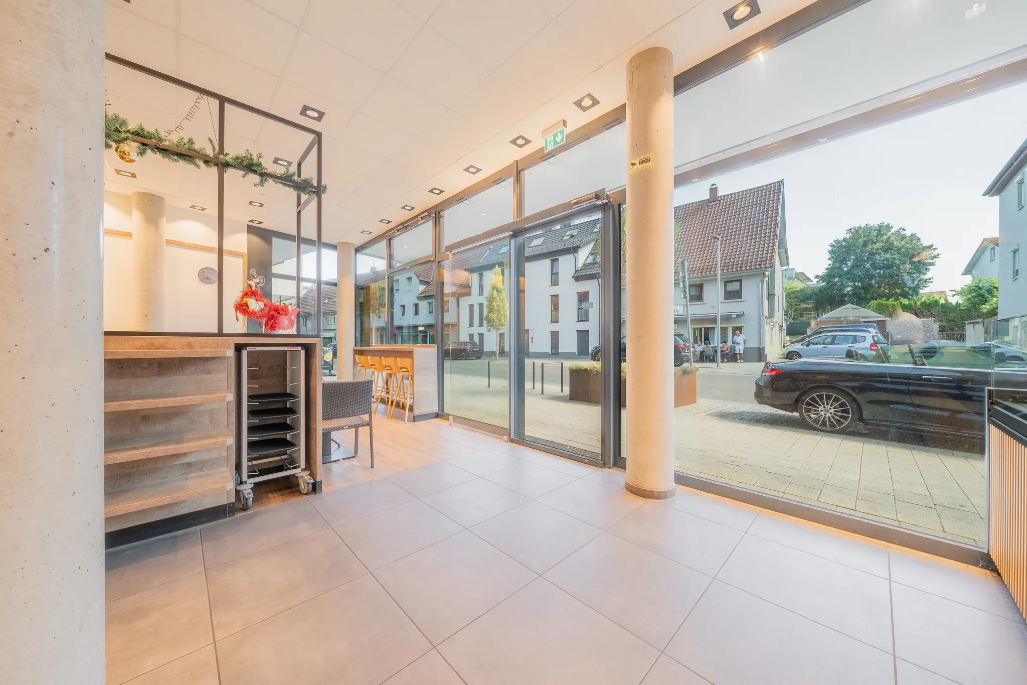 Eingangsbereich mit Fensterfront – Eislingen/Fils