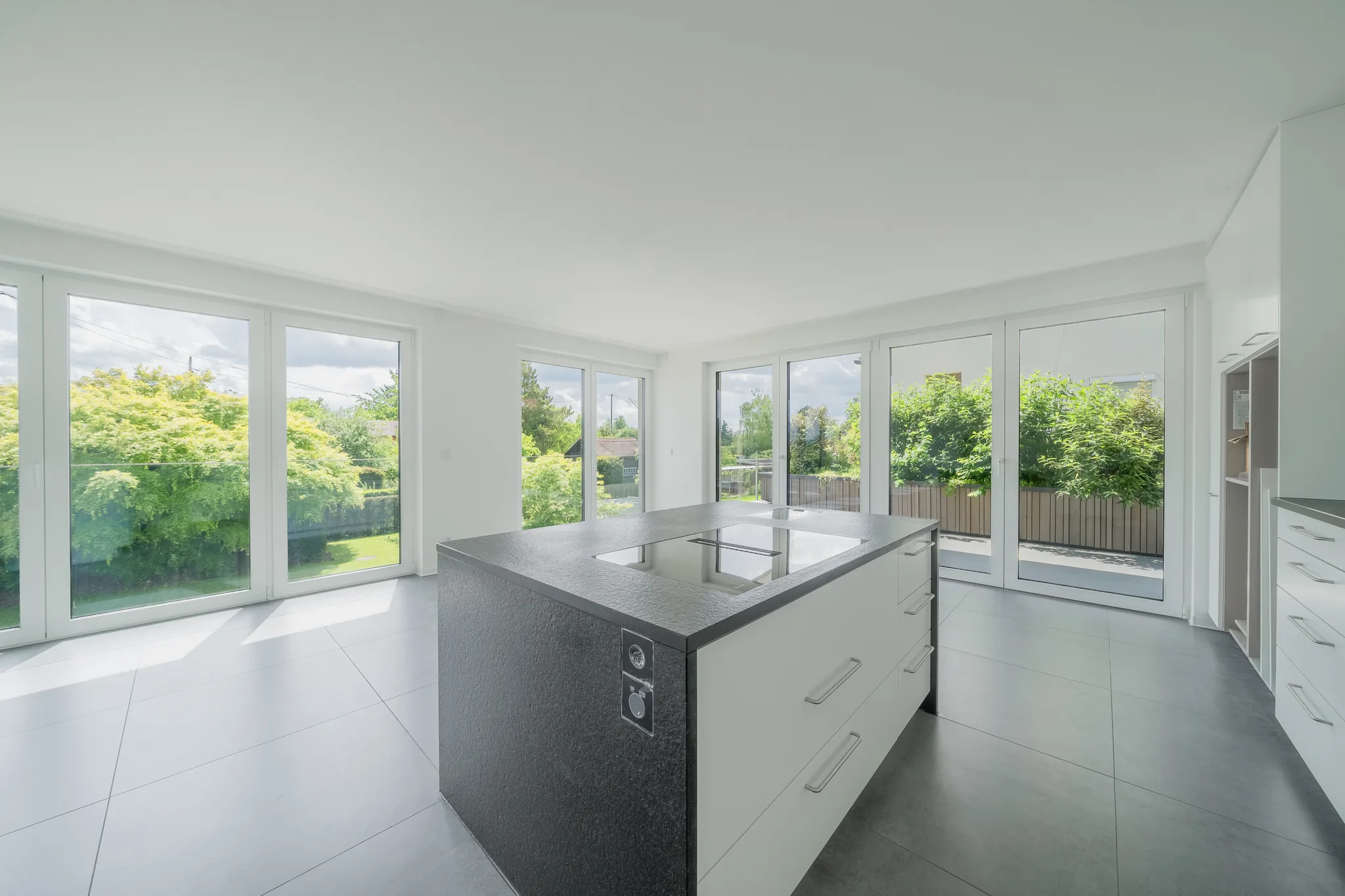 Offene Küche mit Kochinsel und Panoramafenster – Fellbach
