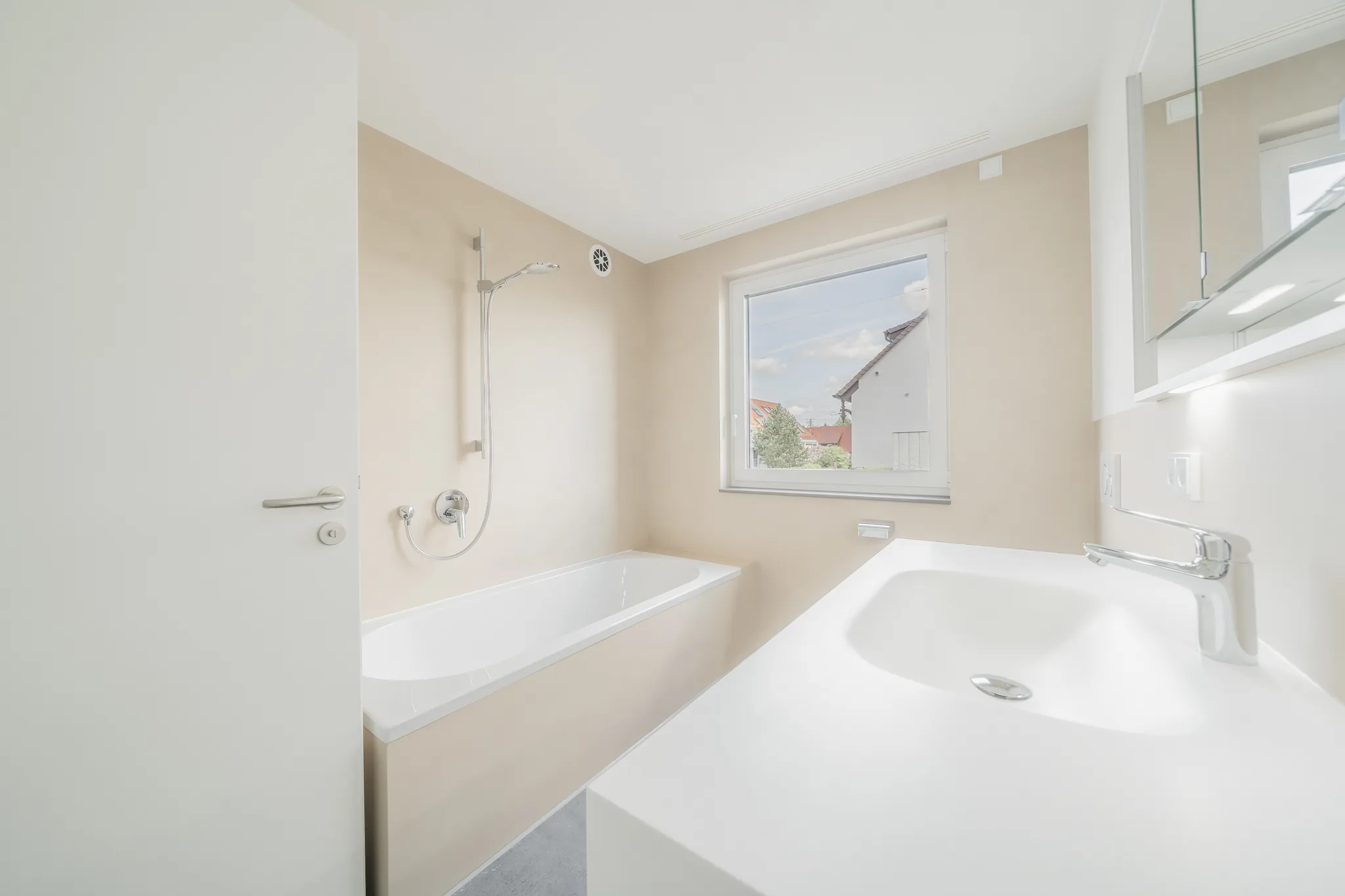 Bad mit Badewanne und großem Waschtisch – Fellbach