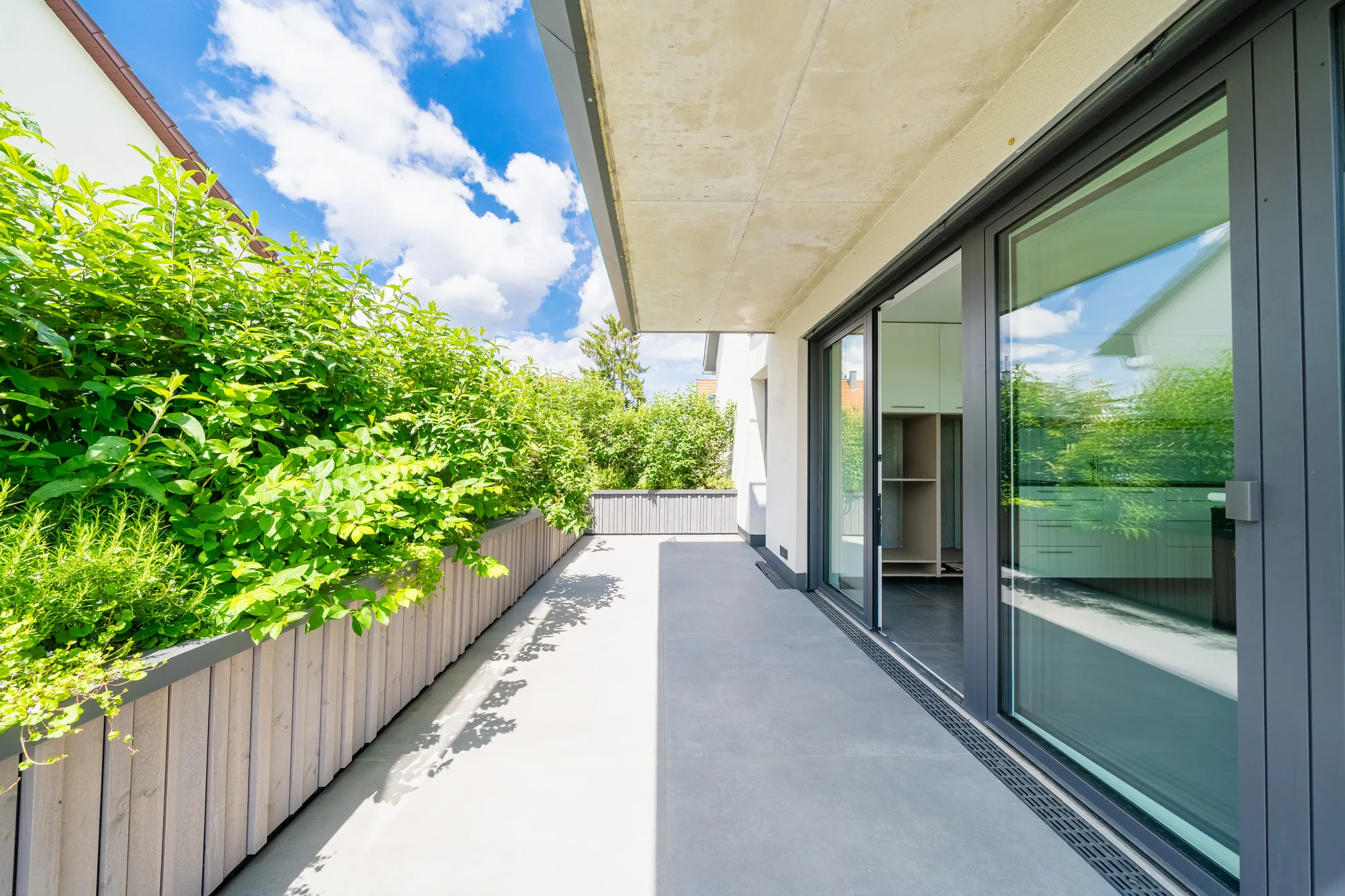 Terrasse mit Pflanzkästen aus Holz – Fellbach