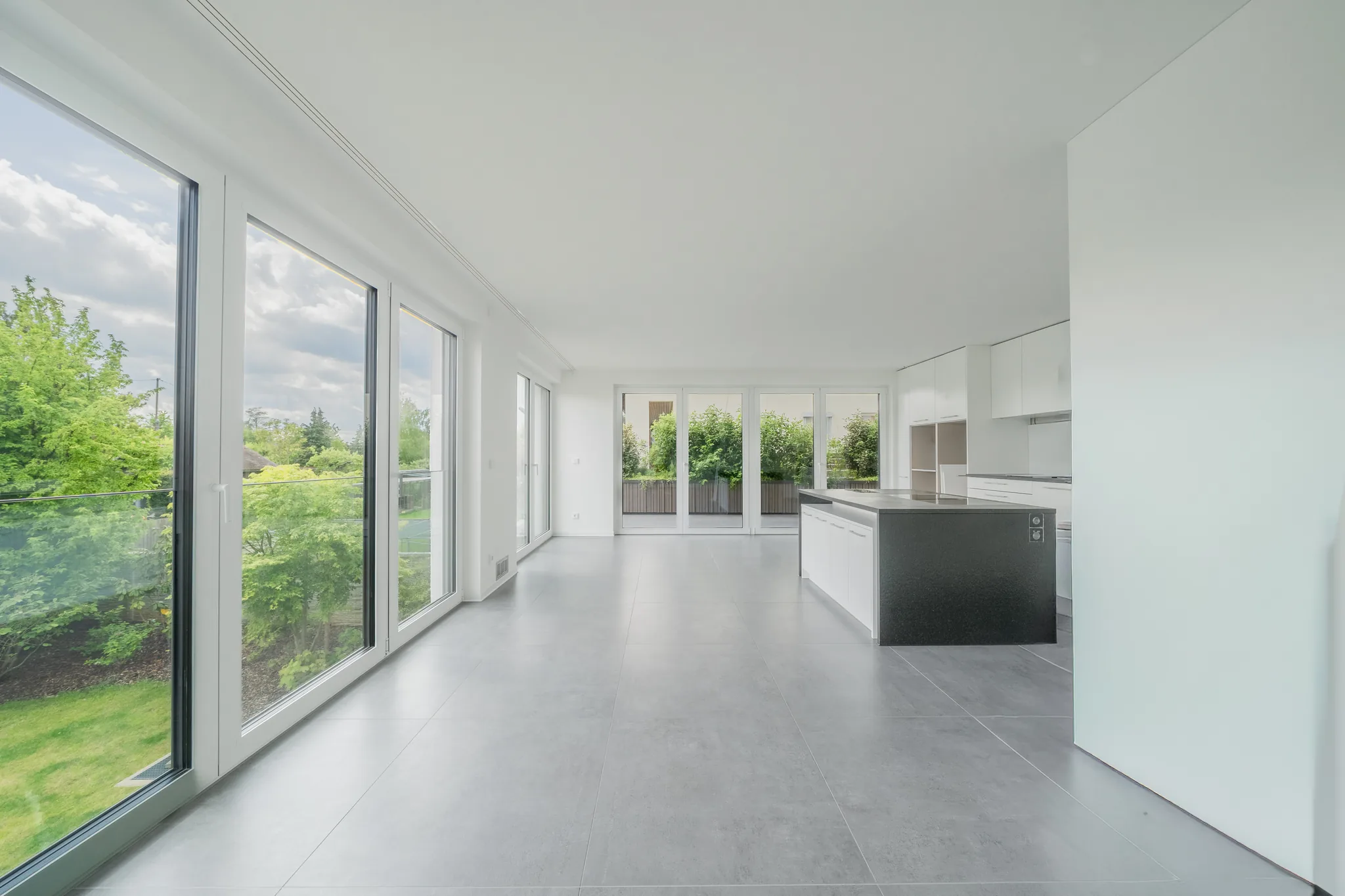 Wohnbereich mit Küchenzeile und Fensterfront – Fellbach