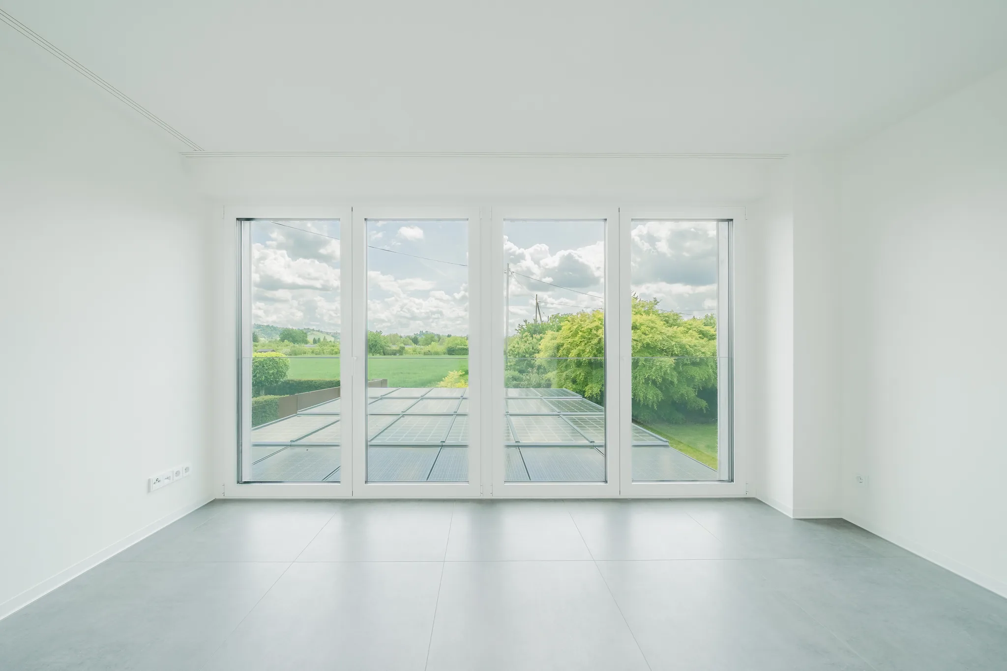 Heller Raum mit dreiteiliger Fensterfront – Fellbach