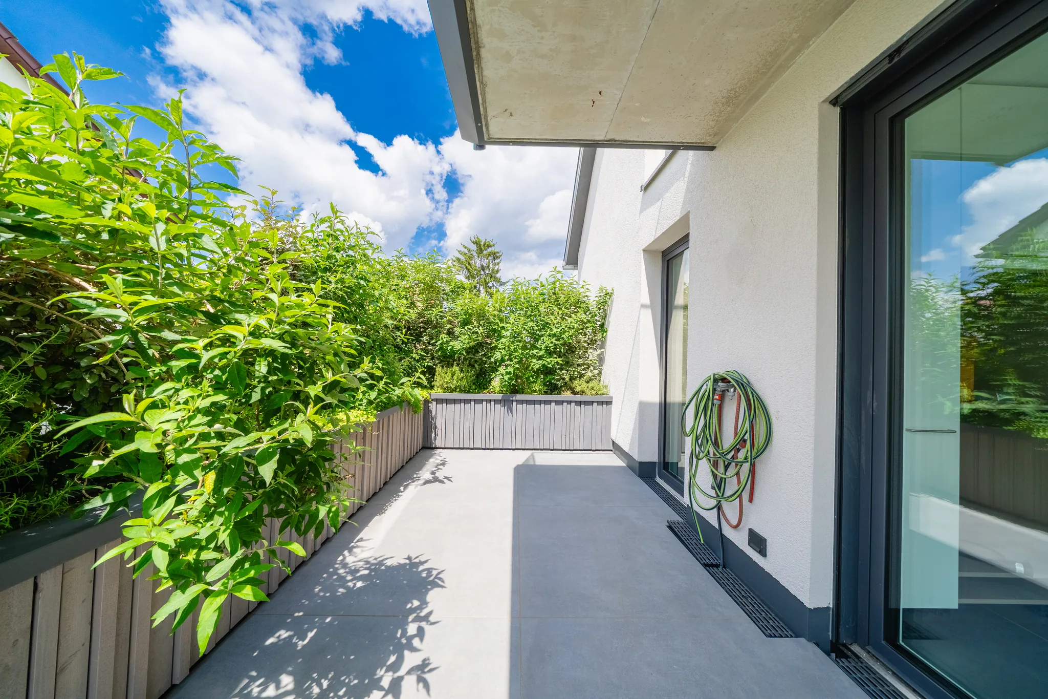 Überdachte Terrasse mit Pflanzstreifen – Fellbach
