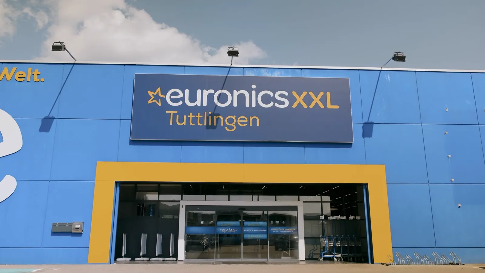 Eingangsbereich eines Euronics-Elektrofachmarkts der Bodensee Gruppe — Standbild aus dem Imagefilm von Maurice Veith