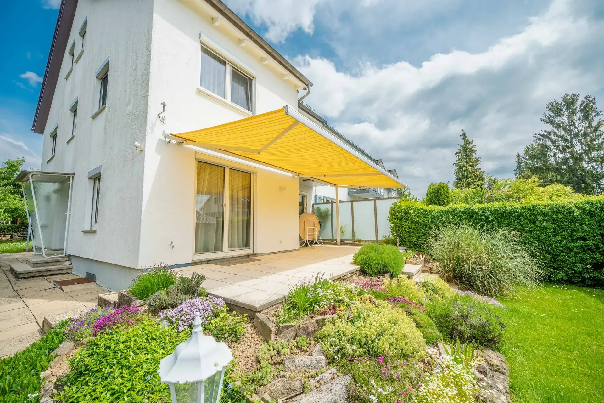 Gartenansicht eines Wohnhauses mit angelegter Außenanlage