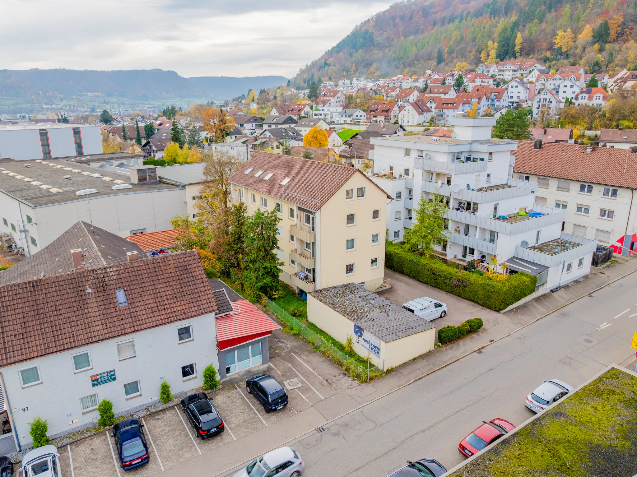 Luftbild eines Mehrfamilienhauses in Geislingen an der Steige vor der Schwäbischen Alb