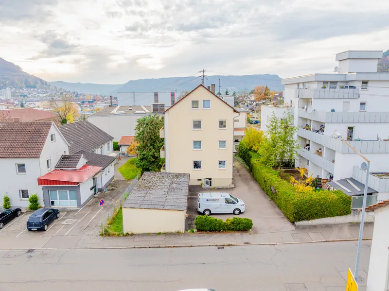 Luftbild von der Straßenseite mit Stellplätzen – Geislingen