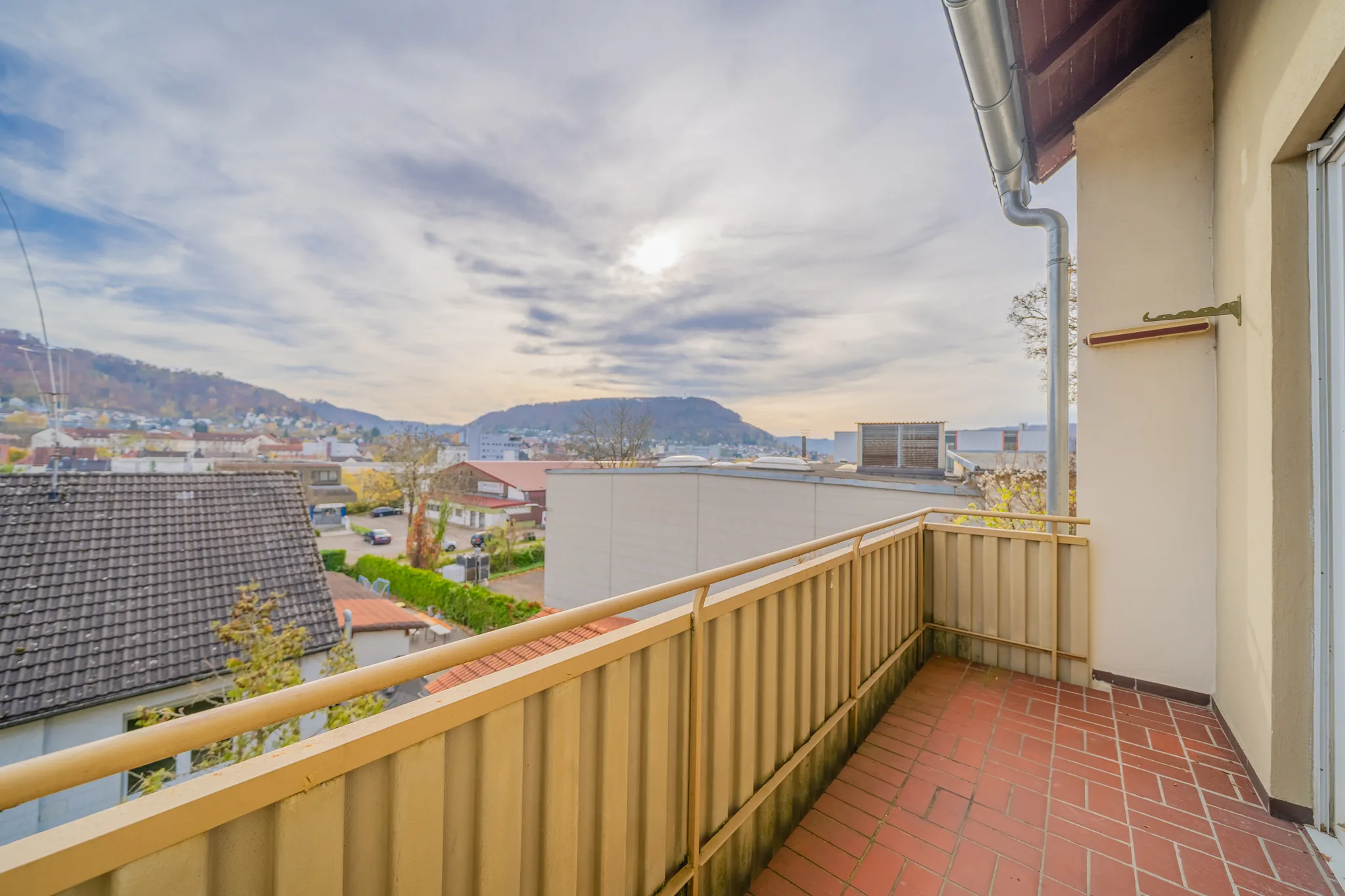Balkon mit Blick über Geislingen an der Steige auf die Alb