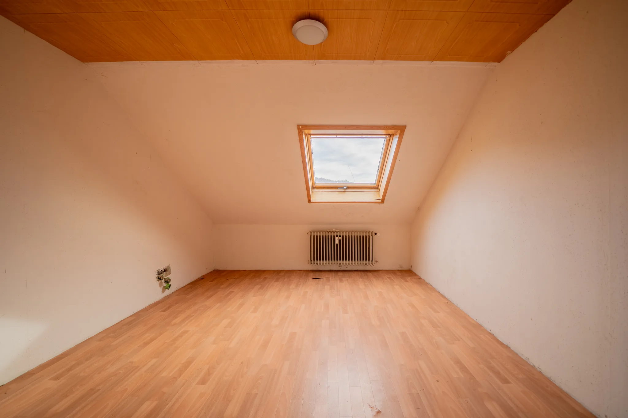 Dachgeschosszimmer mit Dachfenster – Geislingen an der Steige