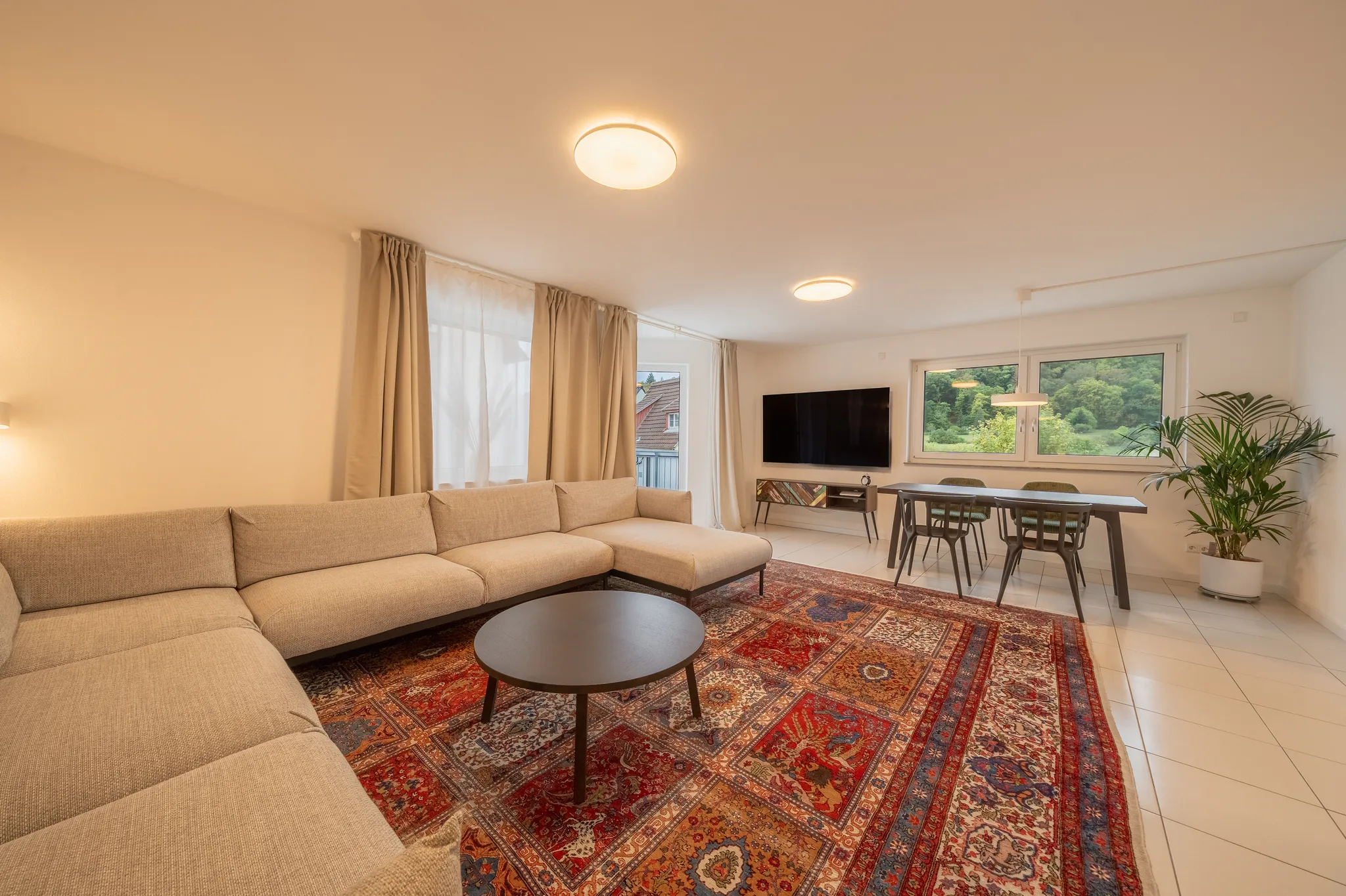 Wohnbereich mit großer Sofalandschaft, Orientteppich und Essplatz – Grafenau