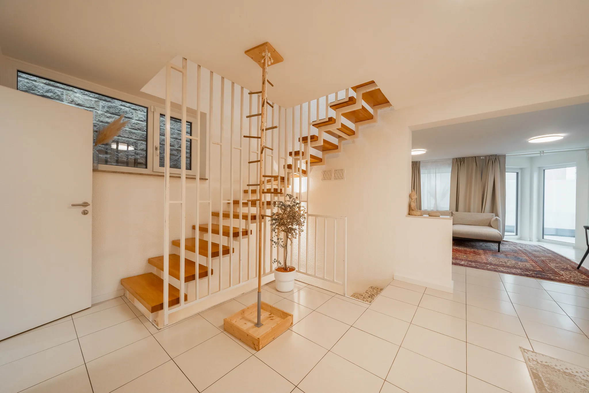 Offene Treppe mit Holzstufen im Eingangsbereich – Grafenau
