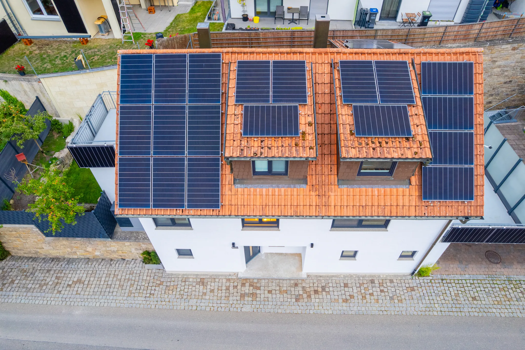 Senkrechte Luftaufnahme des Dachs mit Solarmodulen – Grafenau