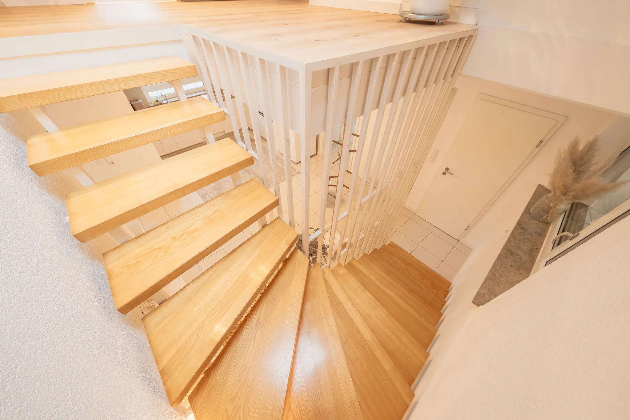 Treppe mit Holzstufen von oben – Grafenau
