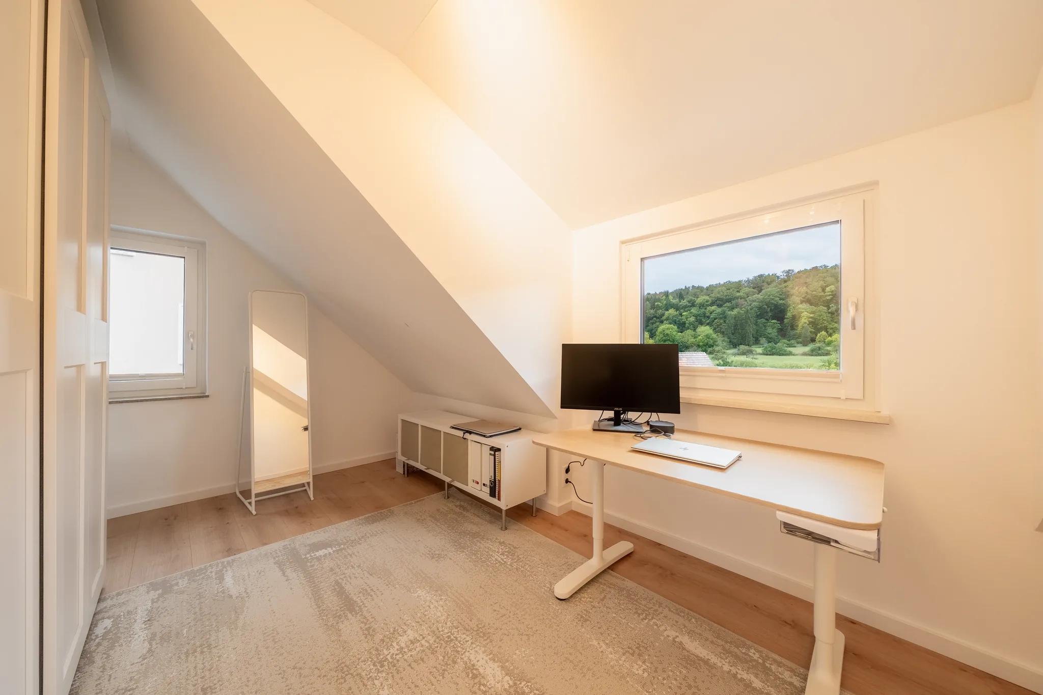 Arbeitszimmer unter der Dachschräge mit Fernblick – Grafenau