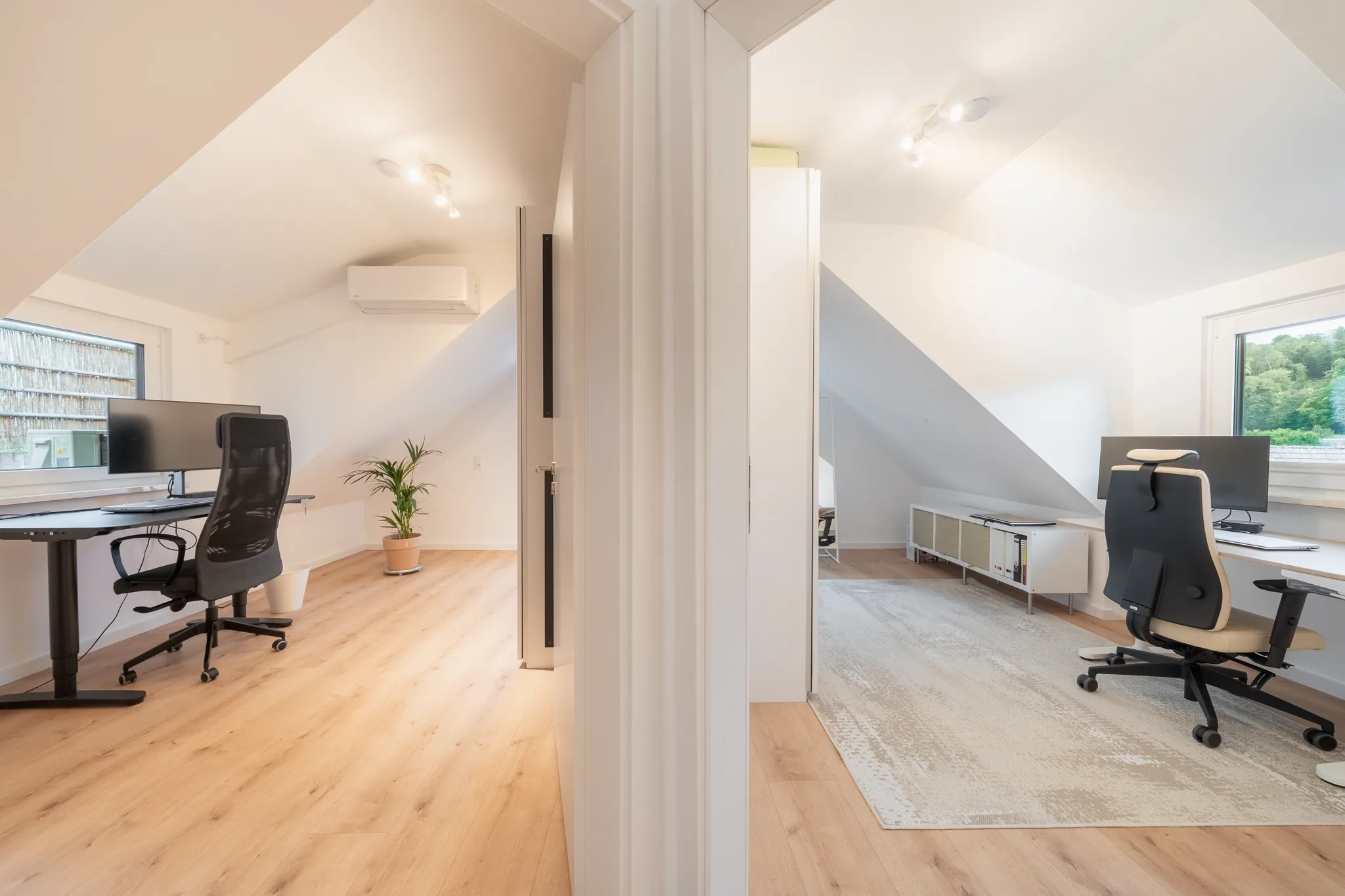 Symmetrischer Blick in zwei Arbeitszimmer unter dem Dach – Grafenau