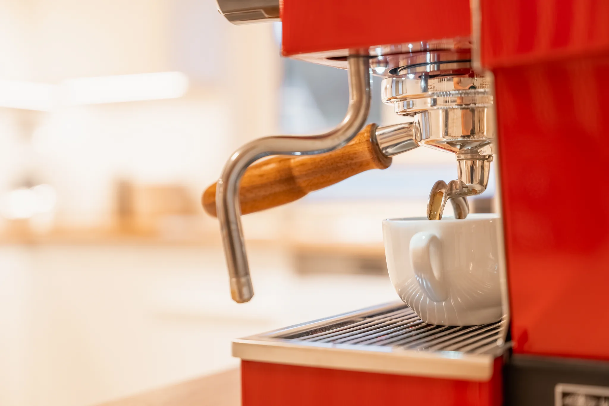 Detail: Siebträger-Espressomaschine in der Küche – Grafenau