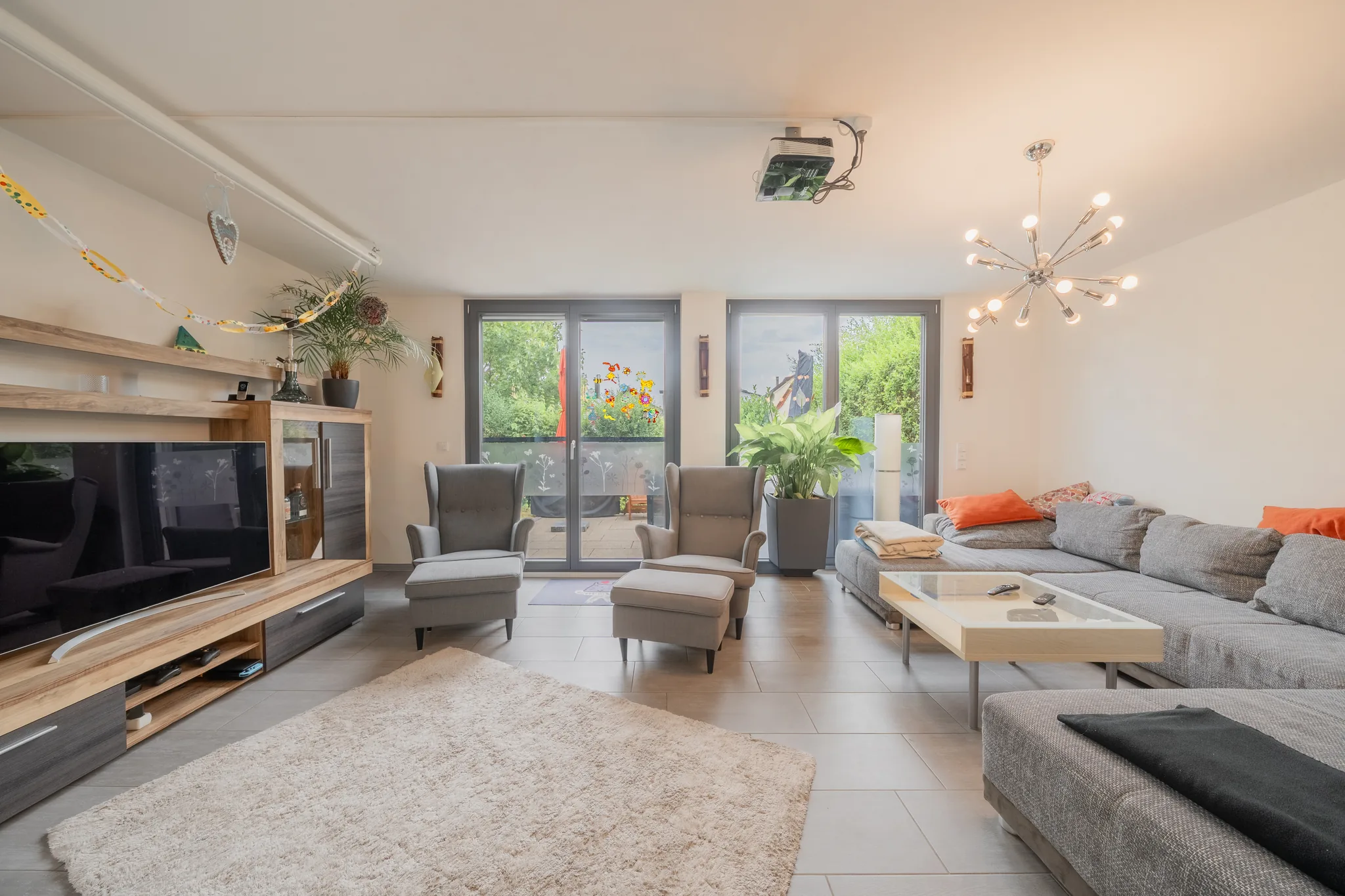 Wohnzimmer mit Fensterfront – Herrenberg-Affstätt