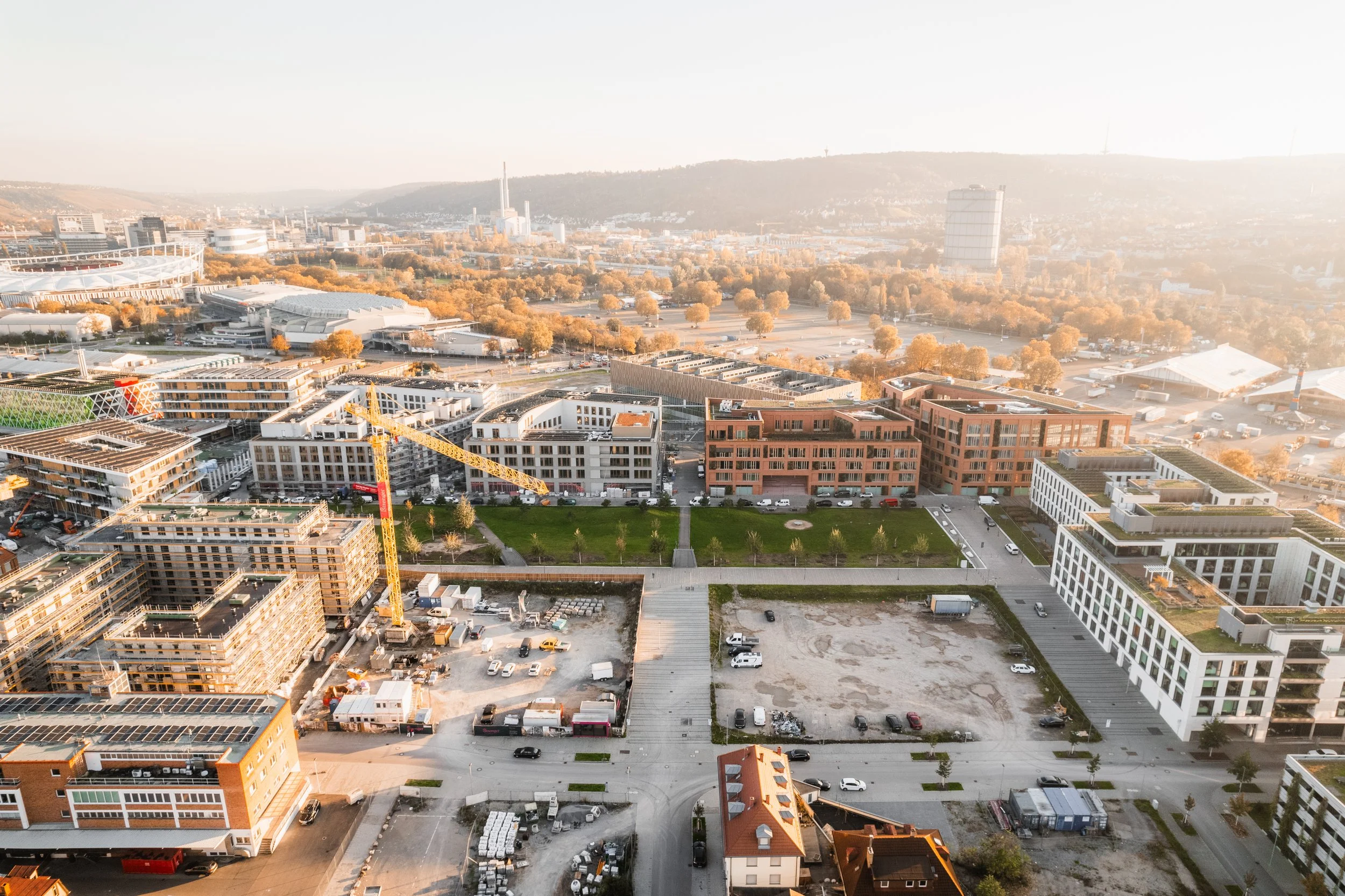 Luftaufnahme eines Stadtquartiers in Stuttgart im Abendlicht — Drohnen-Immobilienfotografie Maurice Veith