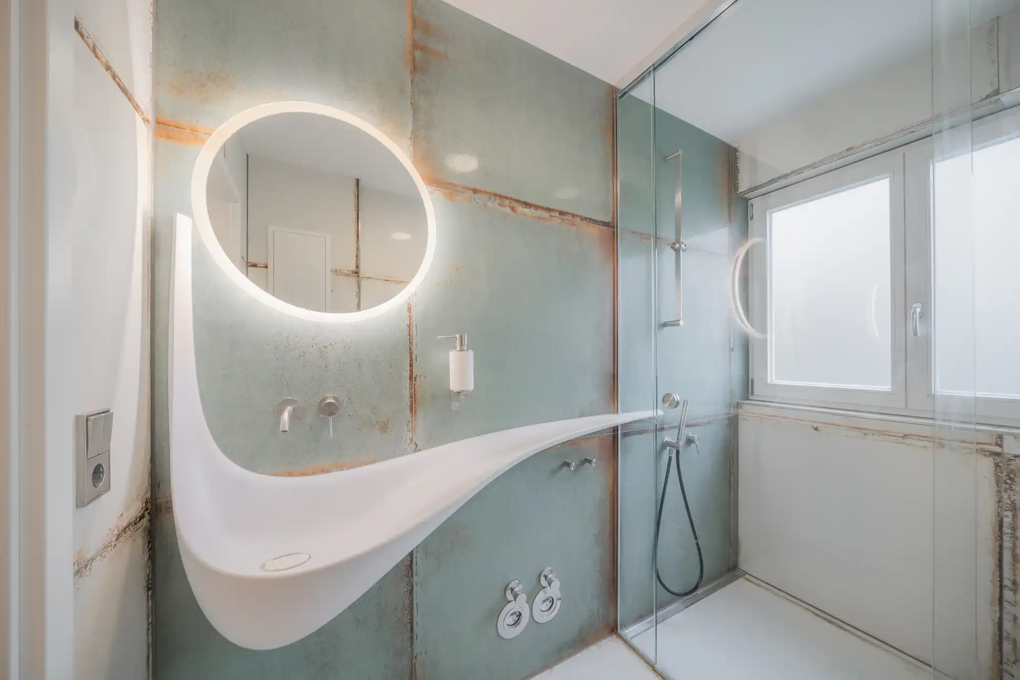 Designbad mit Patina-Wänden in einer sanierten Wohnung
