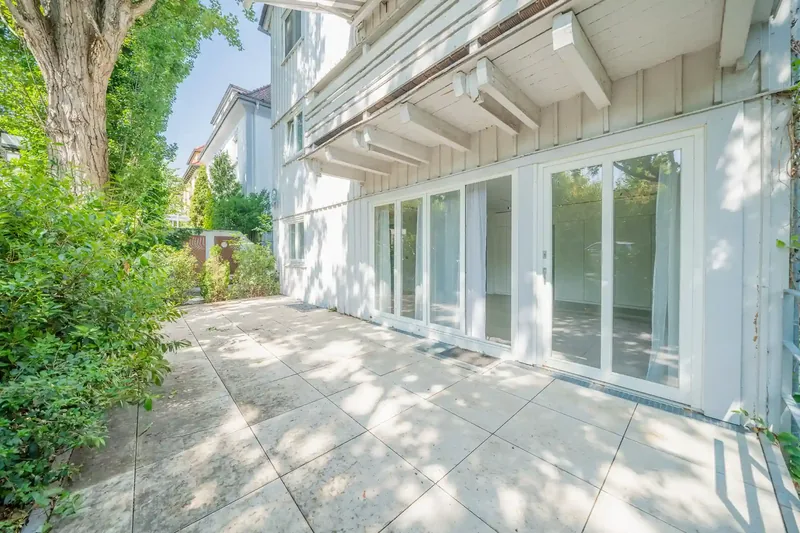 Terrasse mit Natursteinplatten unter altem Baum – Stuttgart-Killesberg