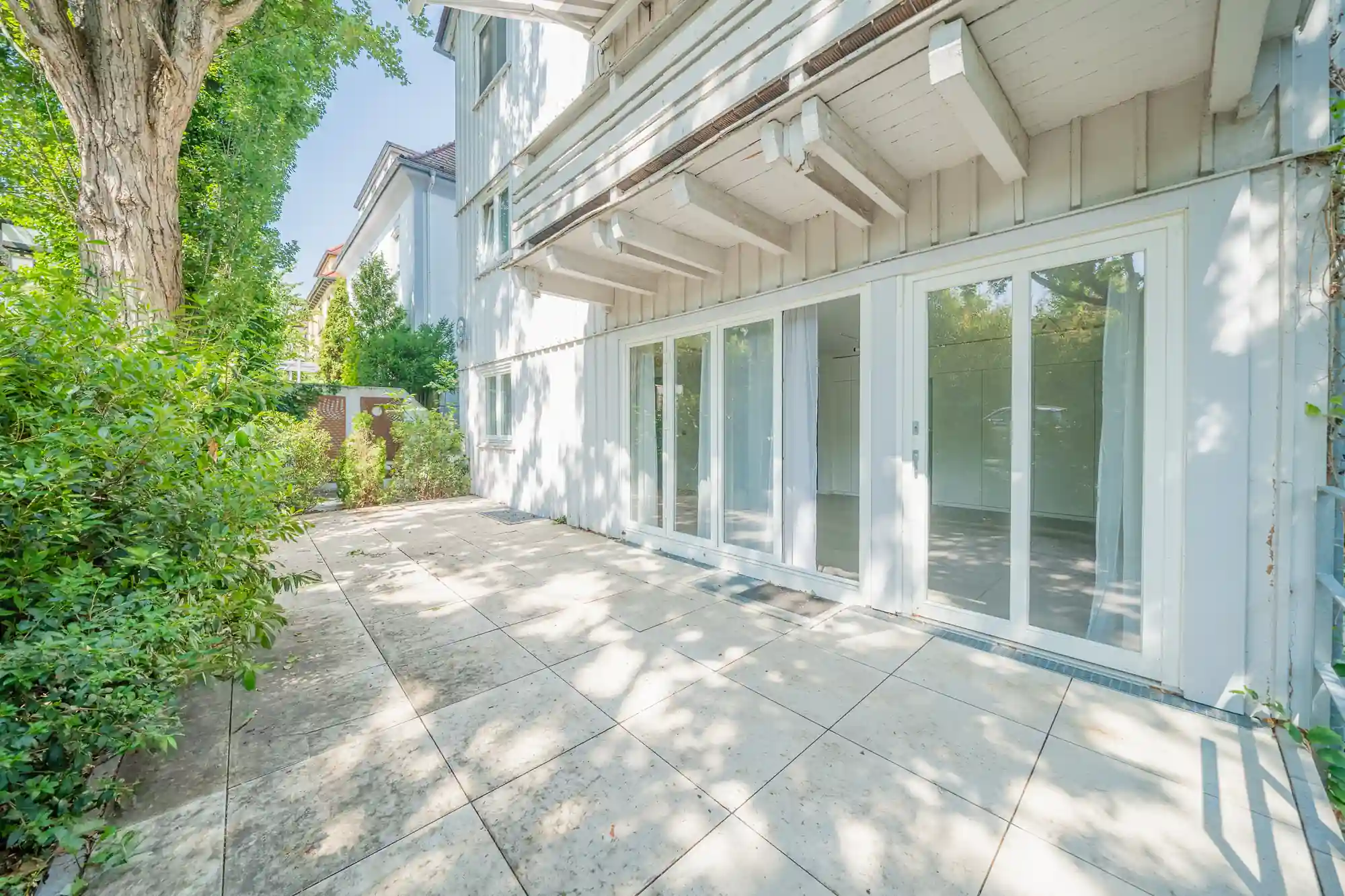 Terrasse mit Baumbestand an einer Wohnimmobilie