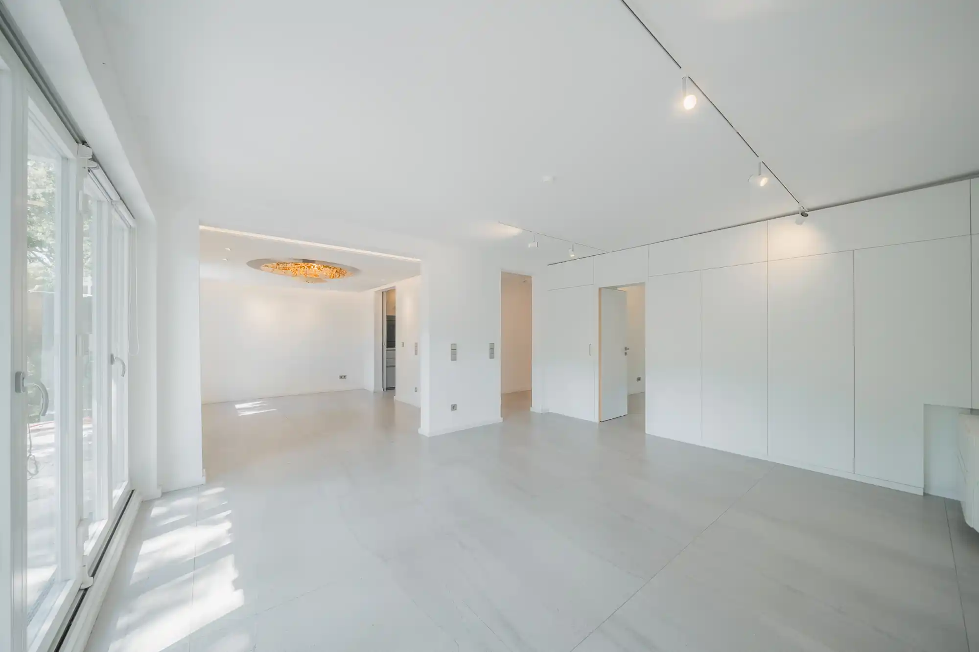 Wohnraum mit Einbauschrank und Tageslicht