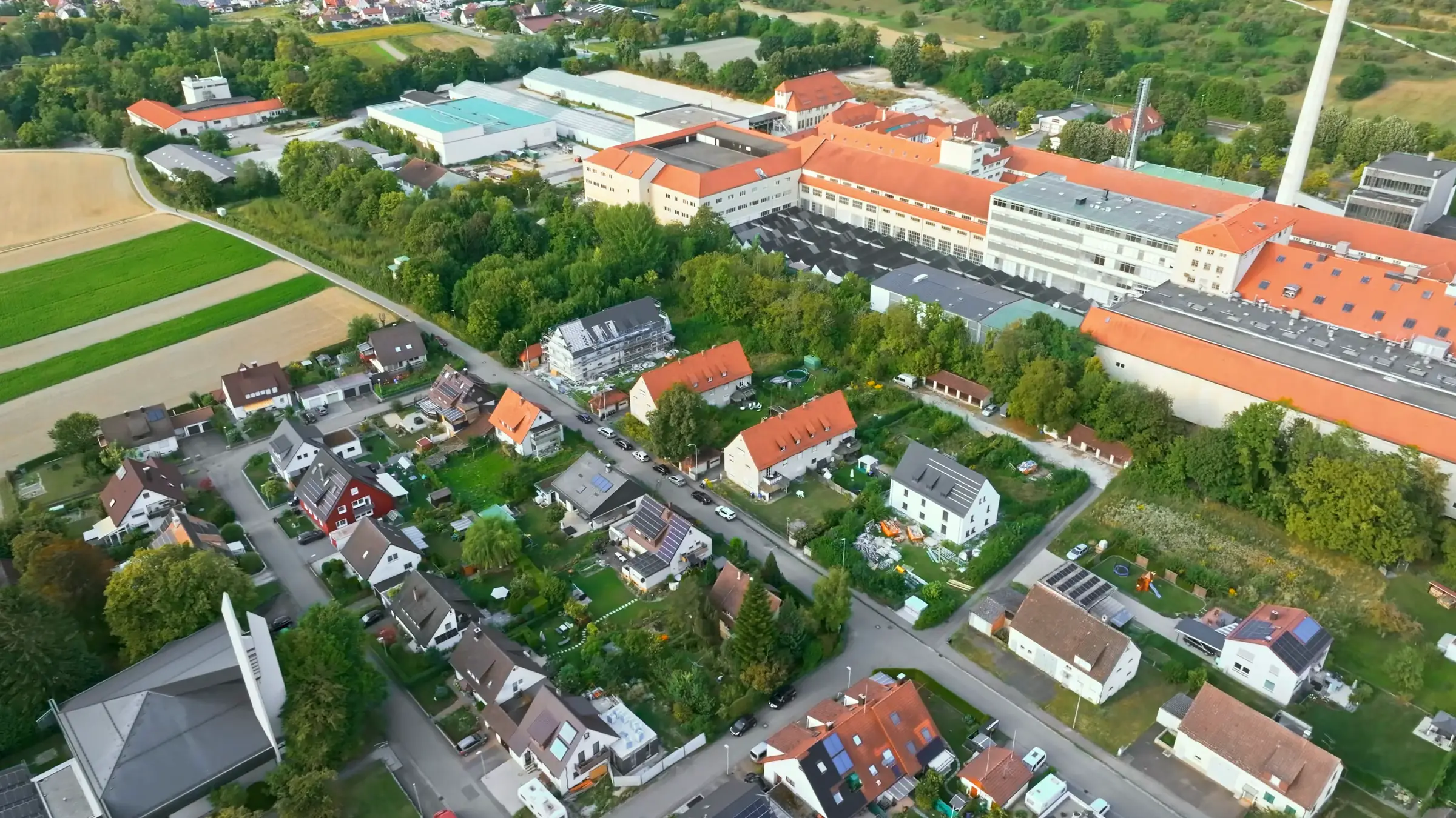 Luftaufnahme der Ortslage von Lenningen mit dem fertigen Neubau im Wohngebiet — Baudokumentation mit Drohne