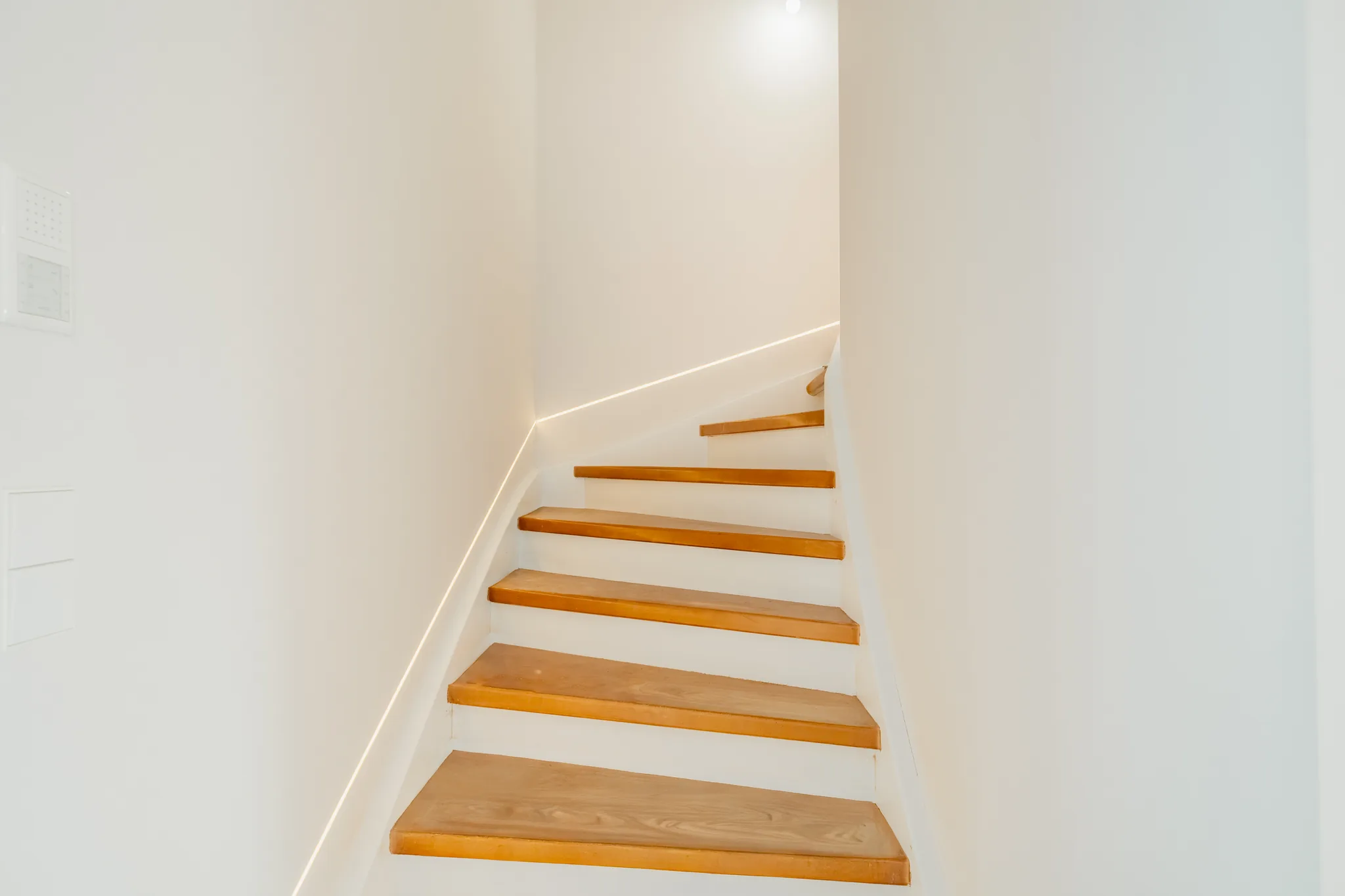 Treppe mit Eichenstufen und indirektem Licht – Leutenbach