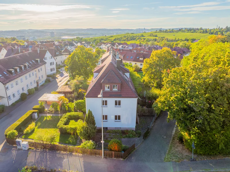 Luftbild im Abendlicht: Wohnhaus mit Garten, dahinter Weinberge – Stuttgart-Luginsland
