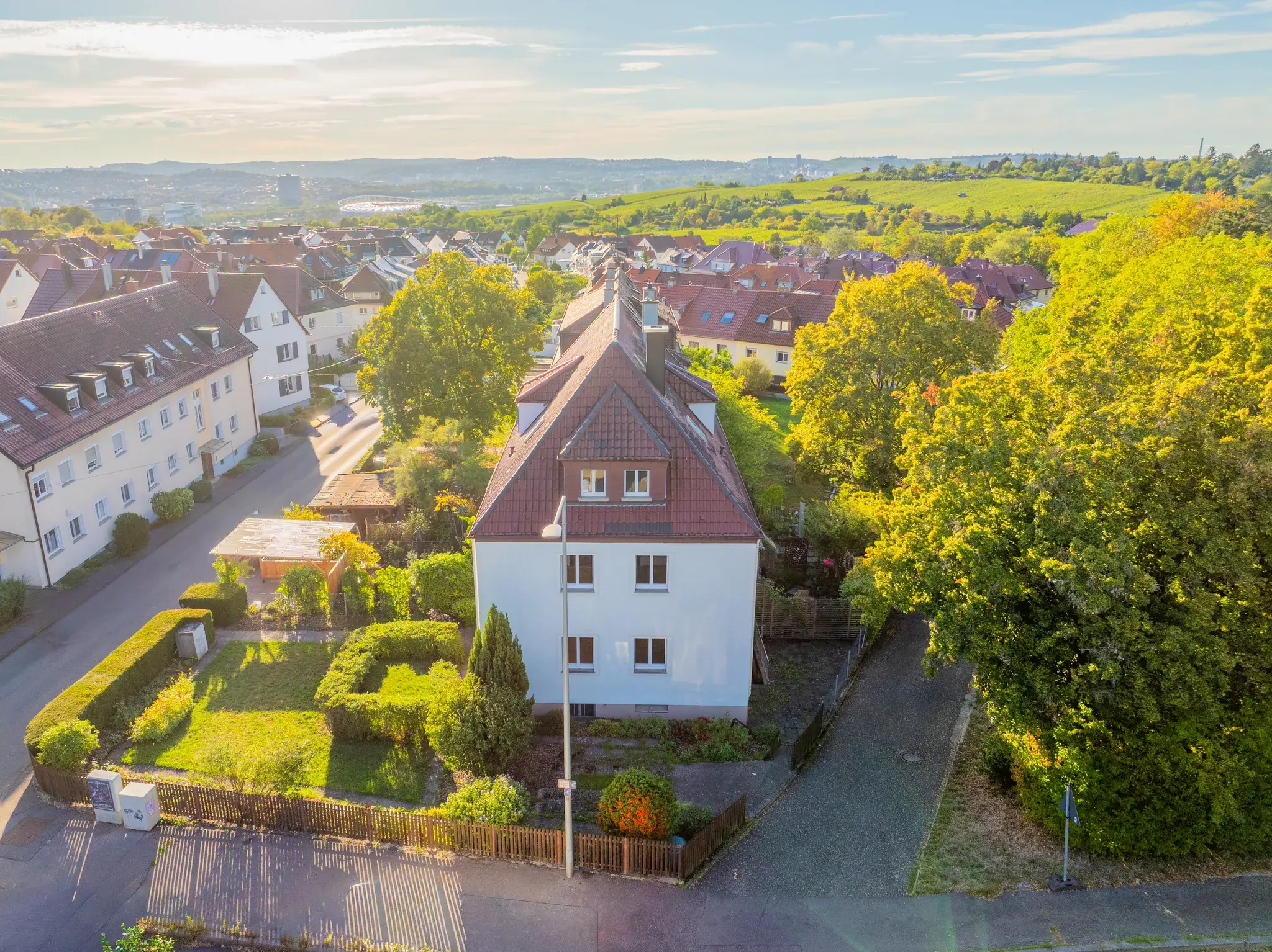 Luftbild im Abendlicht: Wohnhaus mit Garten, dahinter Weinberge – Stuttgart-Luginsland
