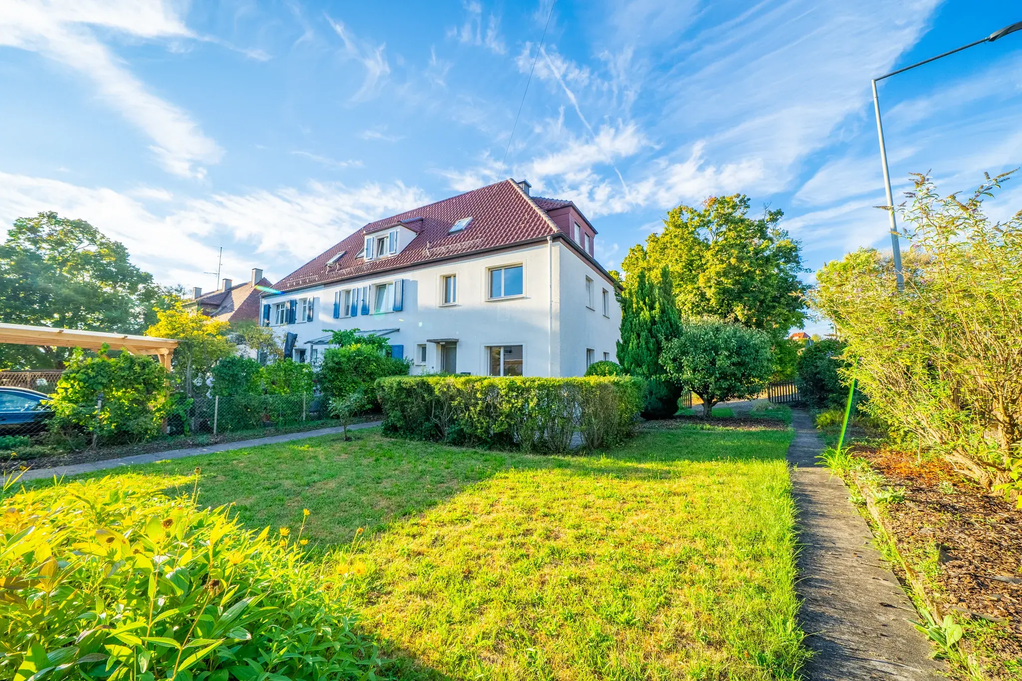 Garten und Hausfassade bei Sonne – Stuttgart-Luginsland