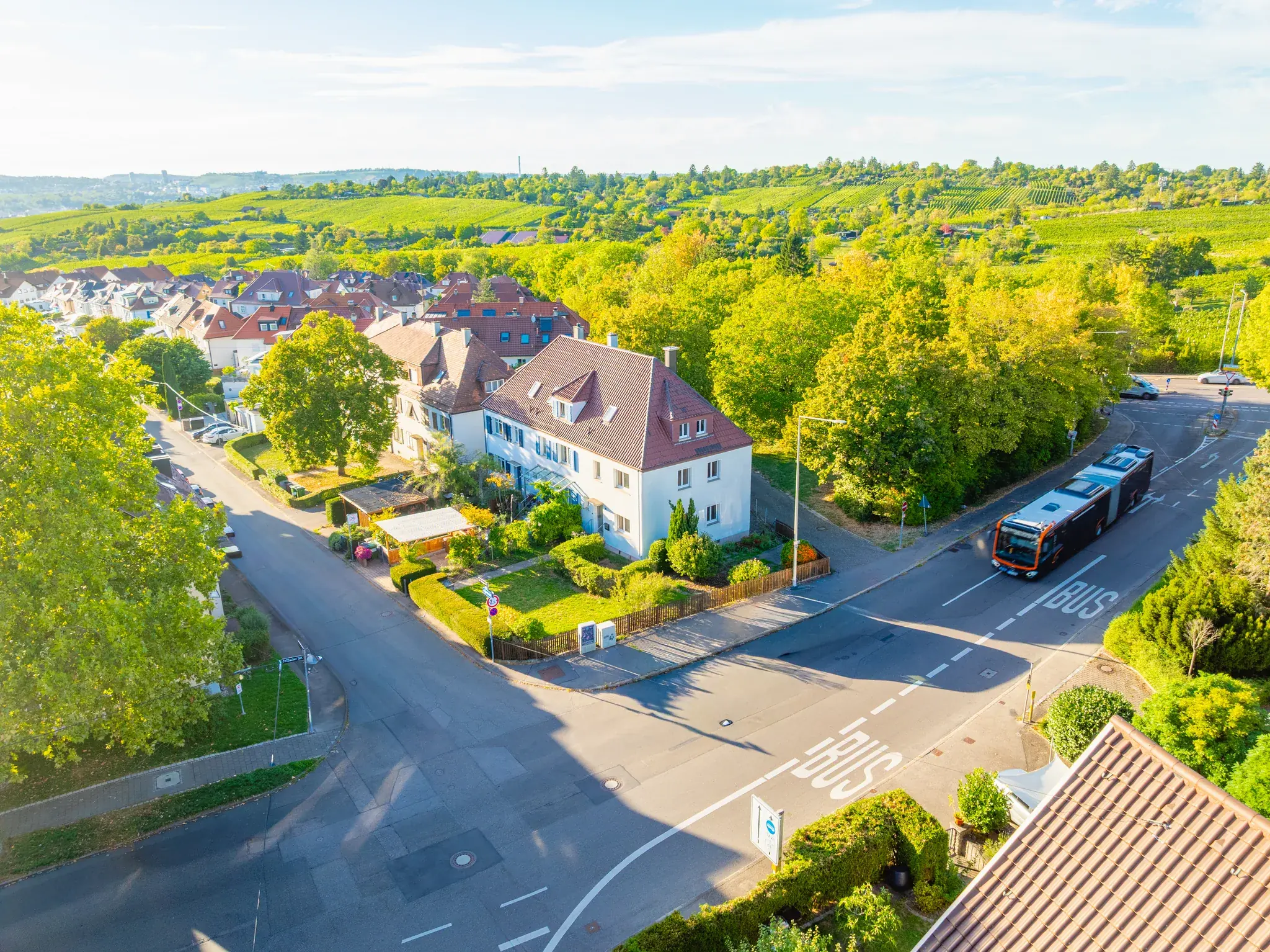 Luftbild im Abendlicht über Stuttgart-Luginsland mit Weinbergen