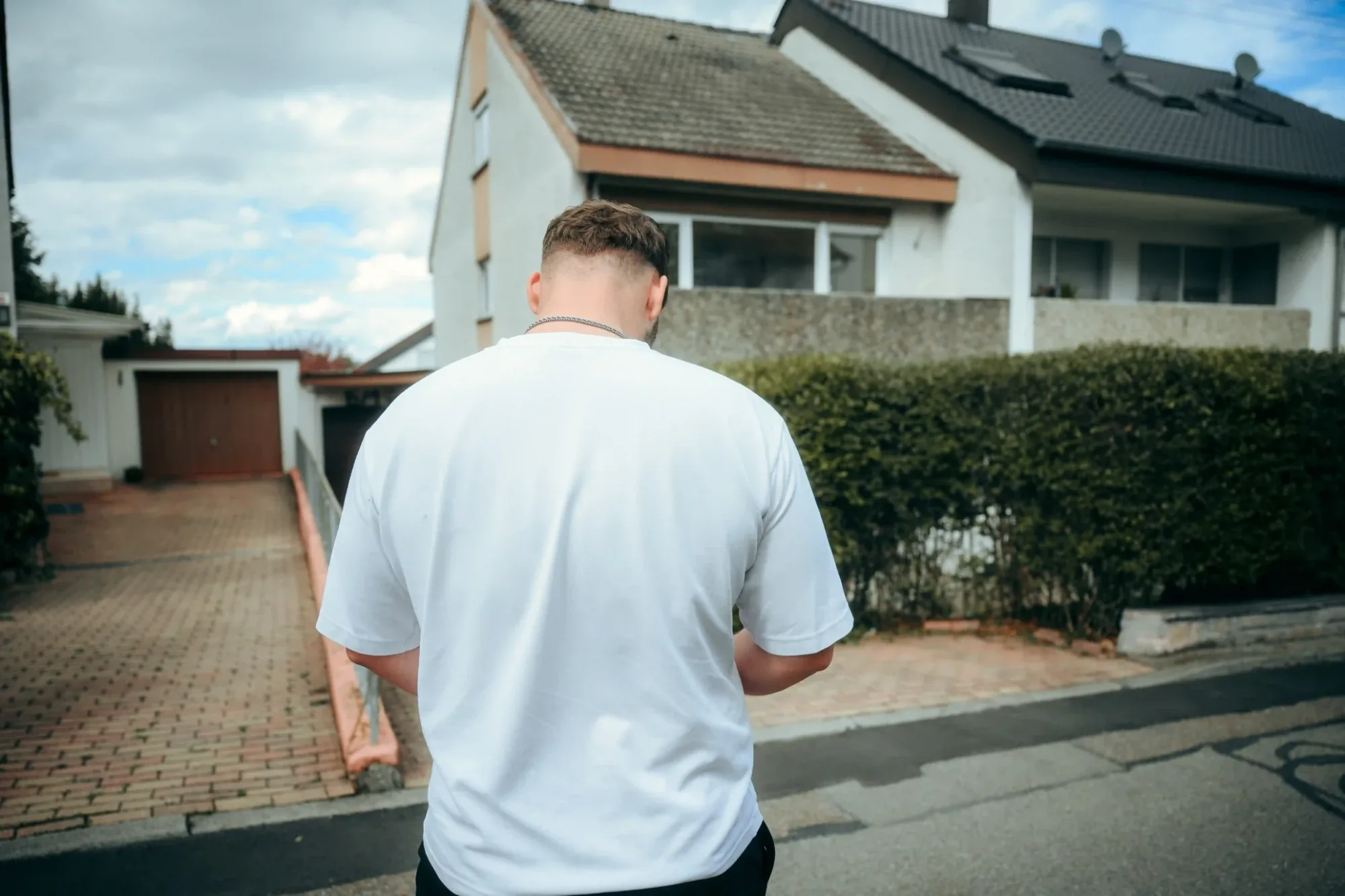 Maurice Veith auf dem Weg zum Fototermin vor einem Wohnhaus im Raum Ludwigsburg